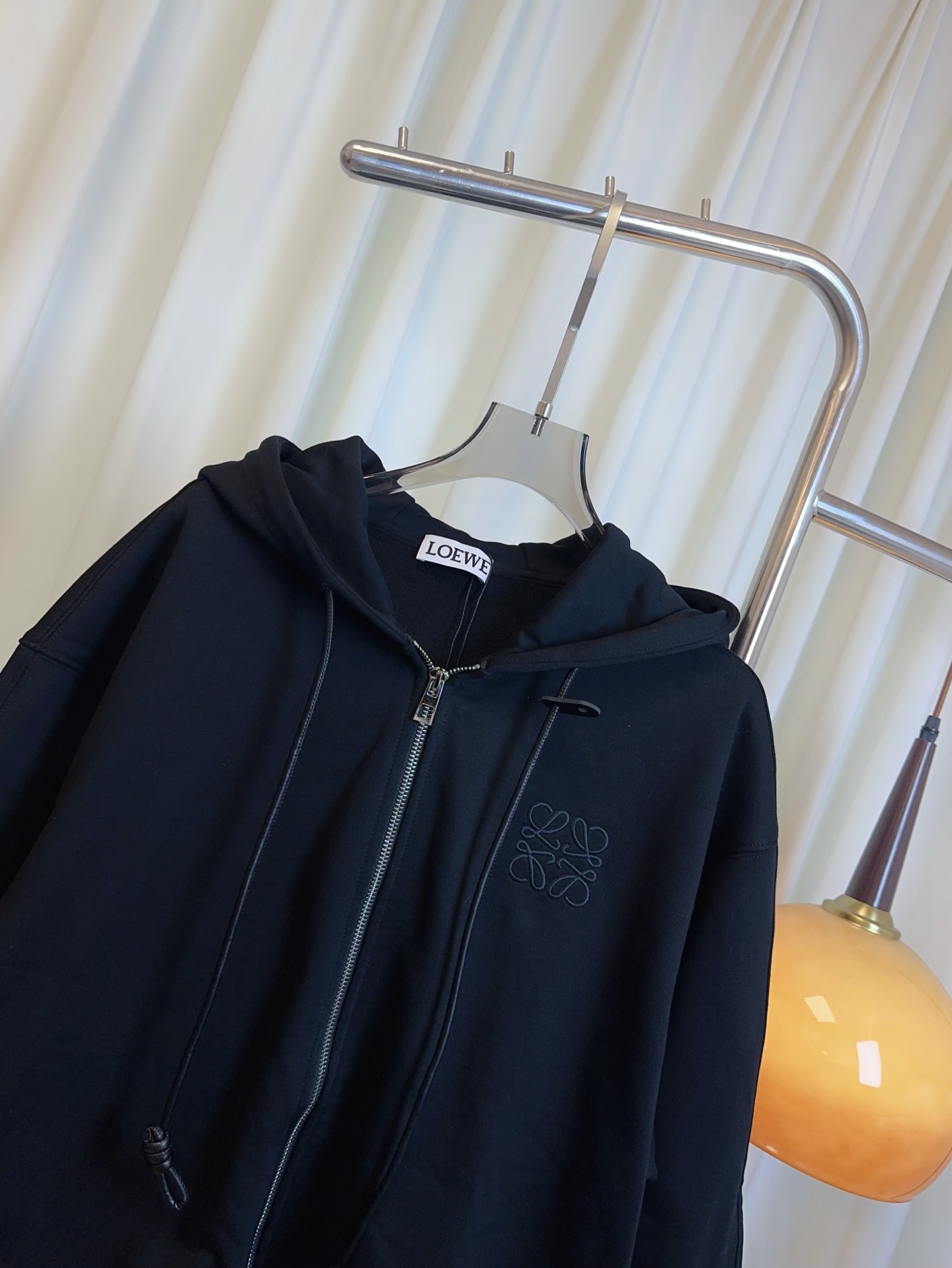“Women’s Single-Rate Suit with Embroidery Logo, Customized Tampons, and Fashionable Design in Grey and Black” - 图片 4