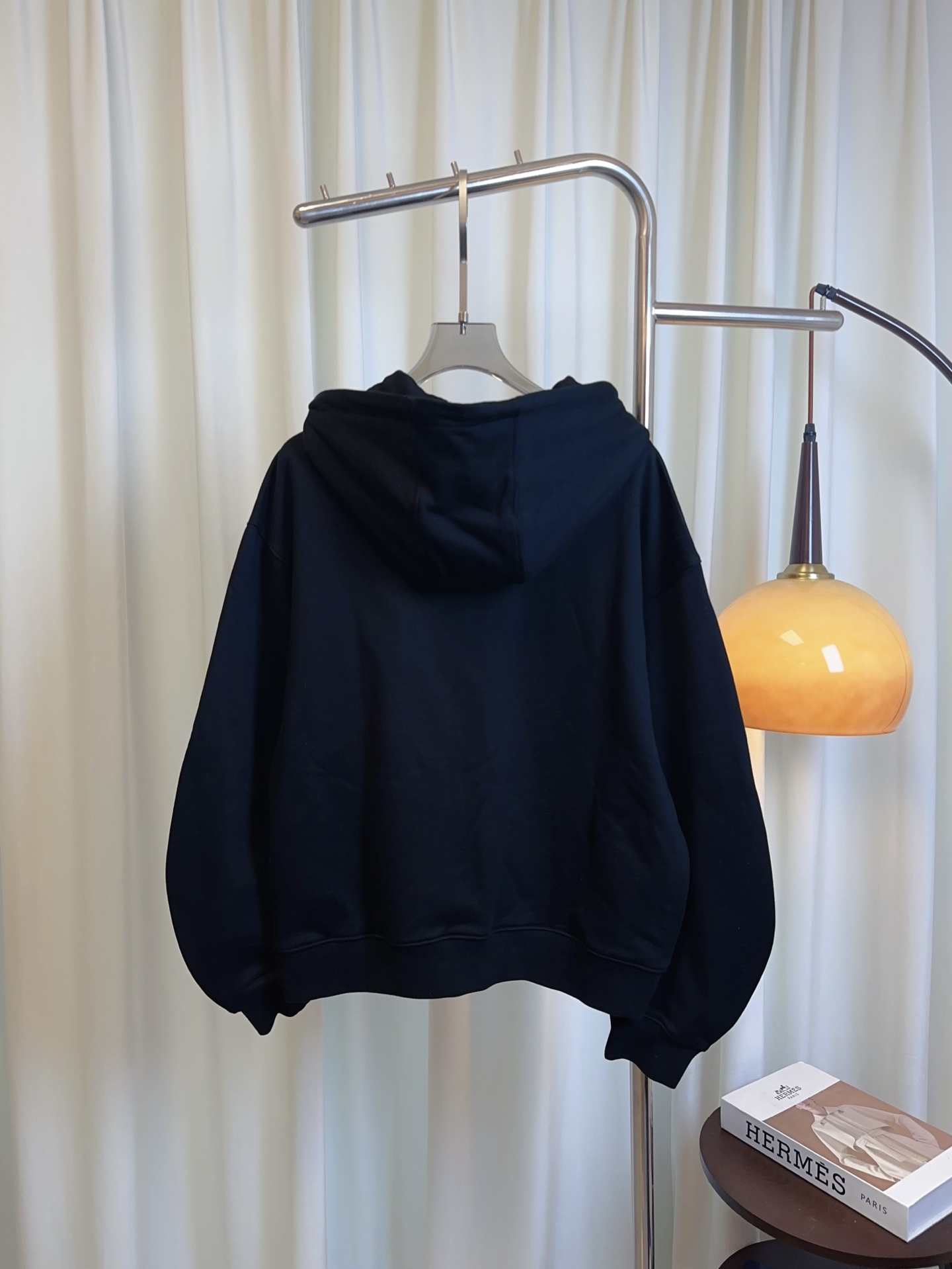 “Women’s Single-Rate Suit with Embroidery Logo, Customized Tampons, and Fashionable Design in Grey and Black” - 图片 2
