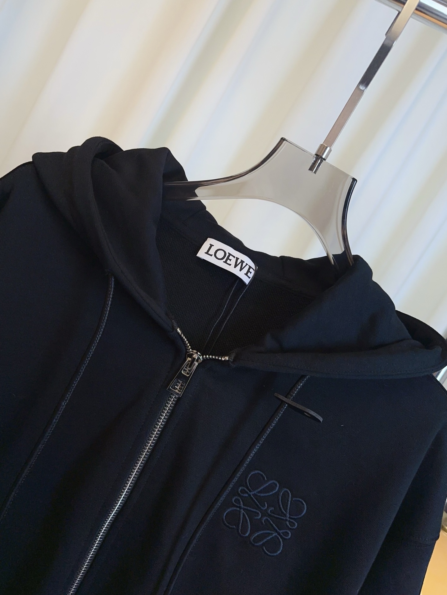 “Women’s Single-Rate Suit with Embroidery Logo, Customized Tampons, and Fashionable Design in Grey and Black” - 图片 6