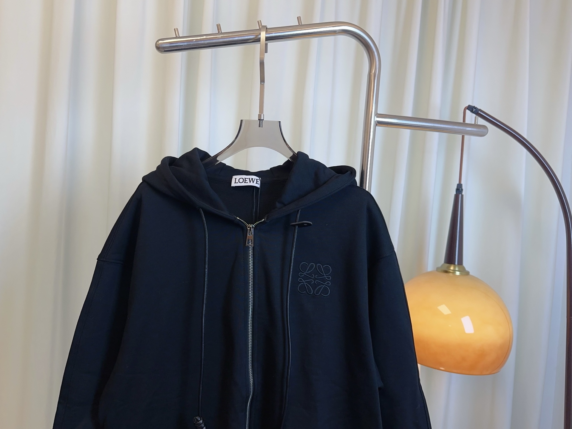 “Women’s Single-Rate Suit with Embroidery Logo, Customized Tampons, and Fashionable Design in Grey and Black” - 图片 3