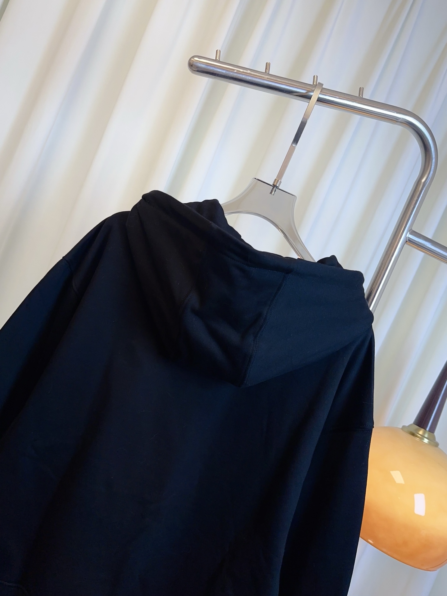 “Women’s Single-Rate Suit with Embroidery Logo, Customized Tampons, and Fashionable Design in Grey and Black” - 图片 5