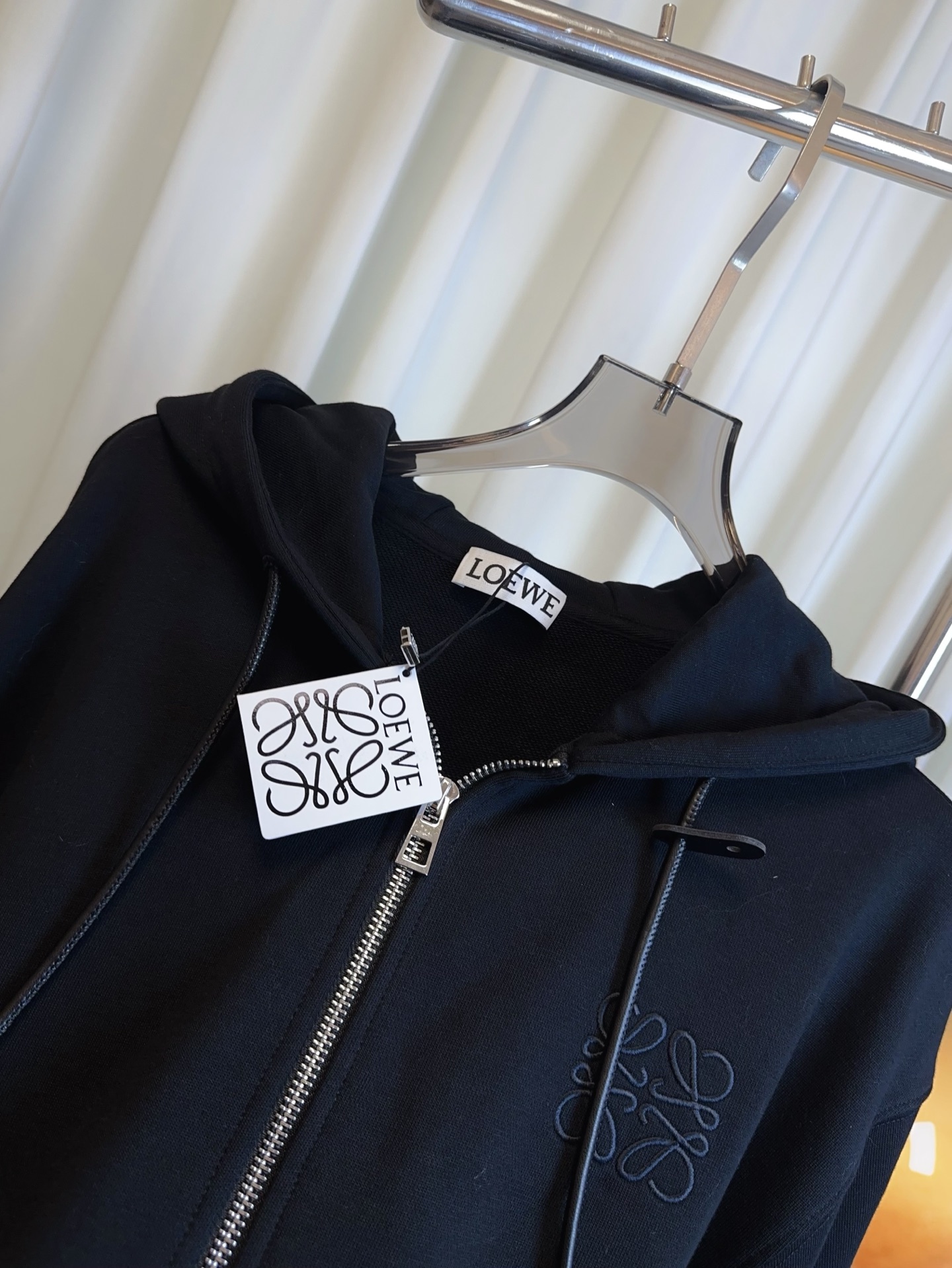 “Women’s Single-Rate Suit with Embroidery Logo, Customized Tampons, and Fashionable Design in Grey and Black” - 图片 7