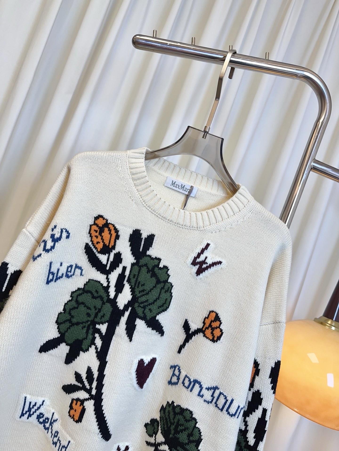 Title: Single-Rate Female Suit with Flower Logo and High-Quality Fabrics Summary: New wool coat with cozy, aerobics, rouge, and fine fashion details. - 图片 4