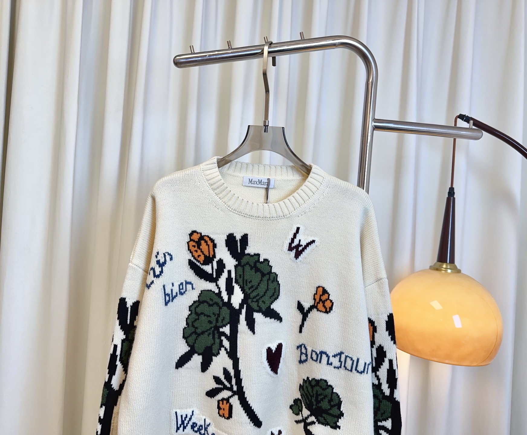 Title: Single-Rate Female Suit with Flower Logo and High-Quality Fabrics Summary: New wool coat with cozy, aerobics, rouge, and fine fashion details. - 图片 3