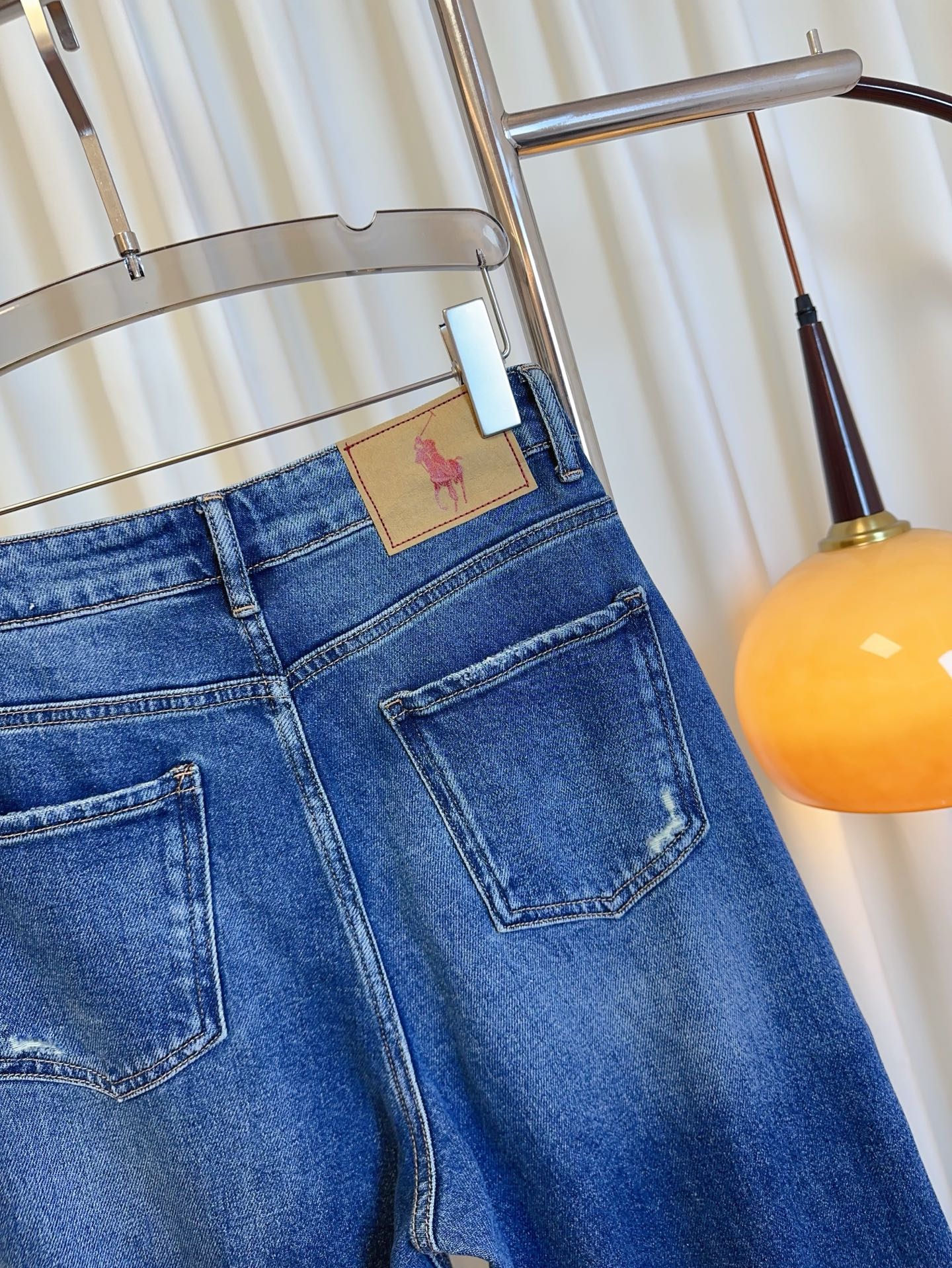 “Original Women’s Suit with New Logo Jeans in Broad-Legged Style – Top Quality Cotton-Washed Jeans in Blue” - 图片 6