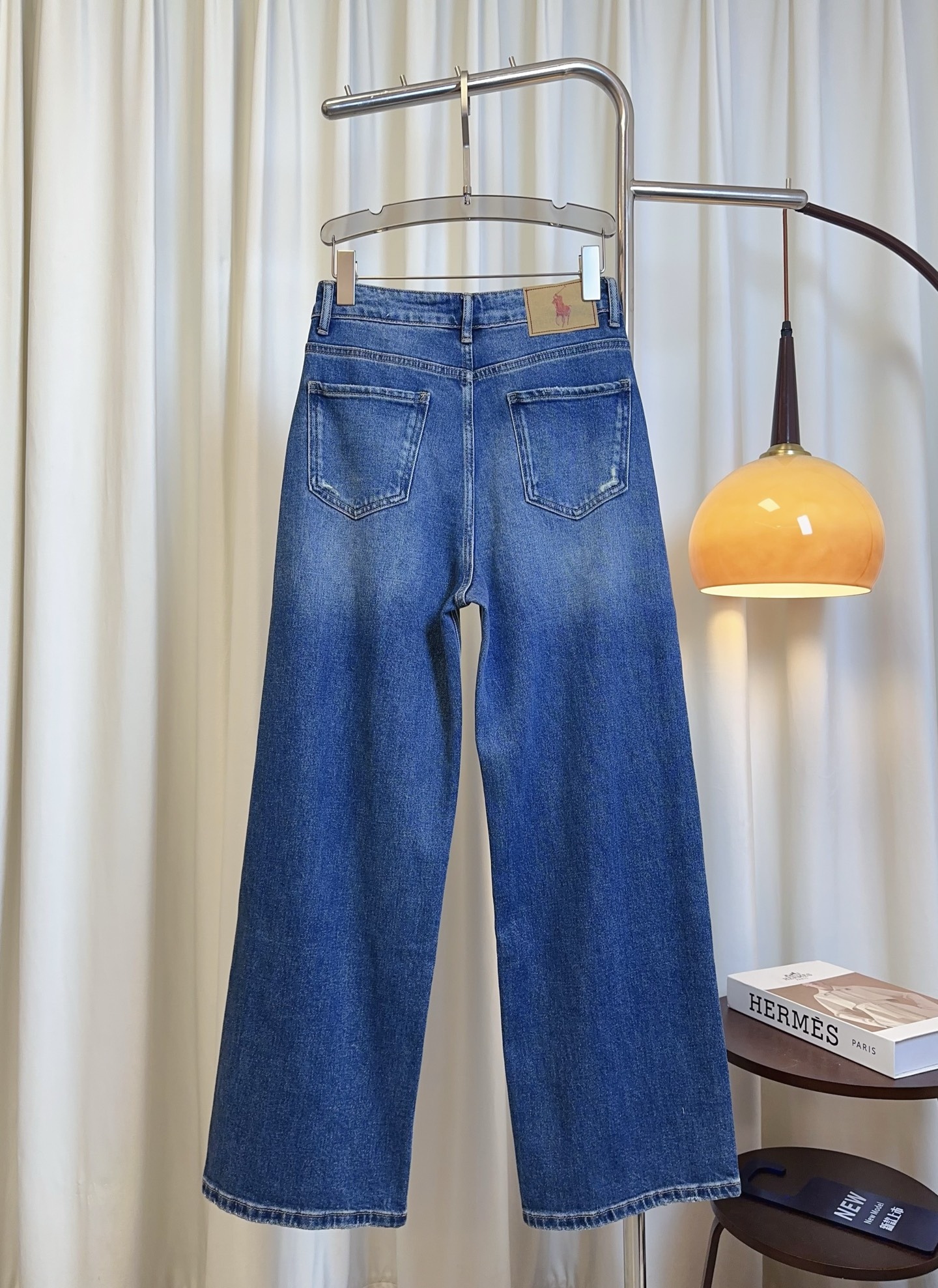 “Original Women’s Suit with New Logo Jeans in Broad-Legged Style – Top Quality Cotton-Washed Jeans in Blue” - 图片 2