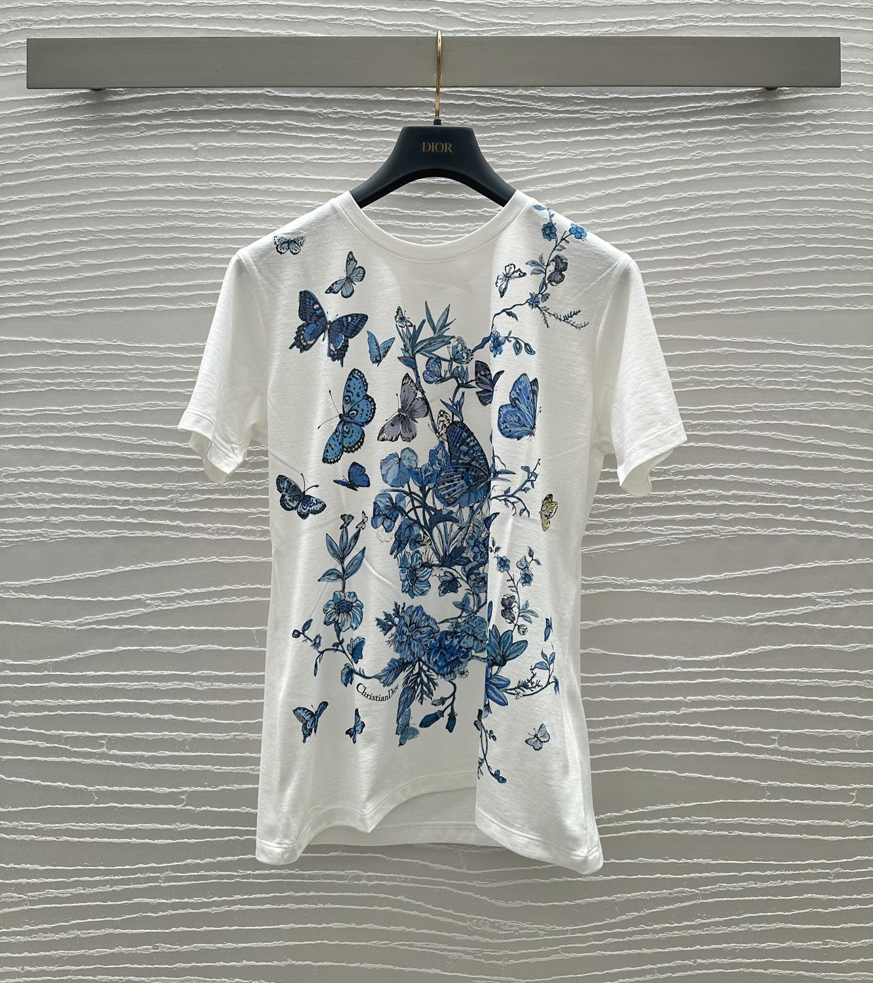 Dio*蝴蝶图案T恤以优雅缤纷的蓝调配色淡雅显气质蝴蝶环绕立体显相美妙风彩经典圆领设计采用纯棉面料制作柔