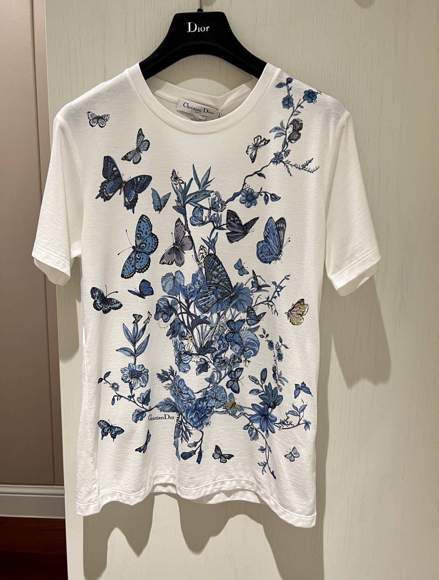 Dio* 蝴蝶图案T恤，以优雅缤纷的蓝调配色，淡雅显气质 。蝴蝶环绕 立体显相美妙风彩 ，经典圆领设计 采用纯棉面料制作 柔软细腻 夏季必备，一色三码P yldwl