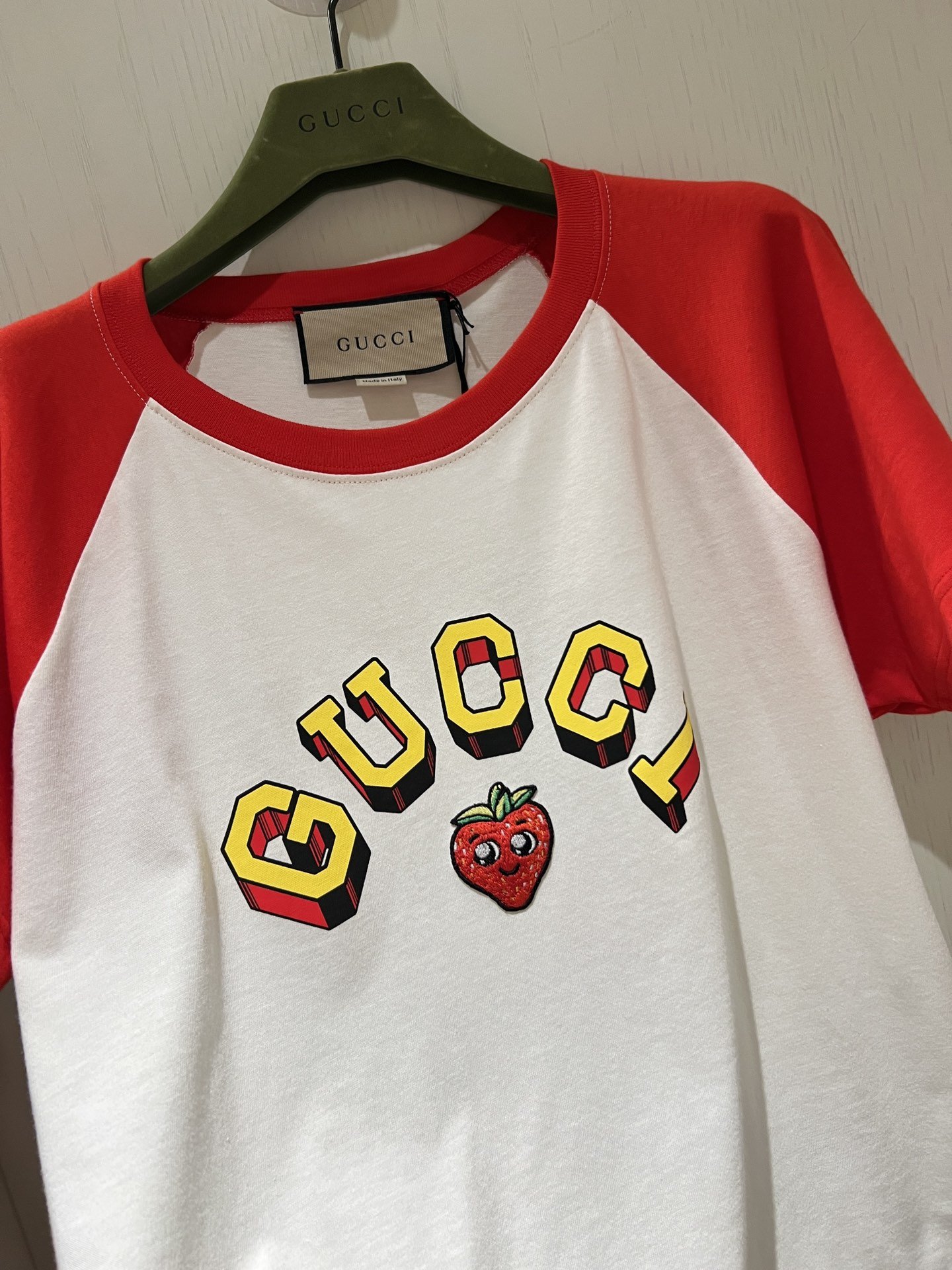 Gucc*T恤常规版型经典logo图标点缀满满的品牌气息红白拼接少女气息十足草莓卡通刺绣可爱又减龄码数S