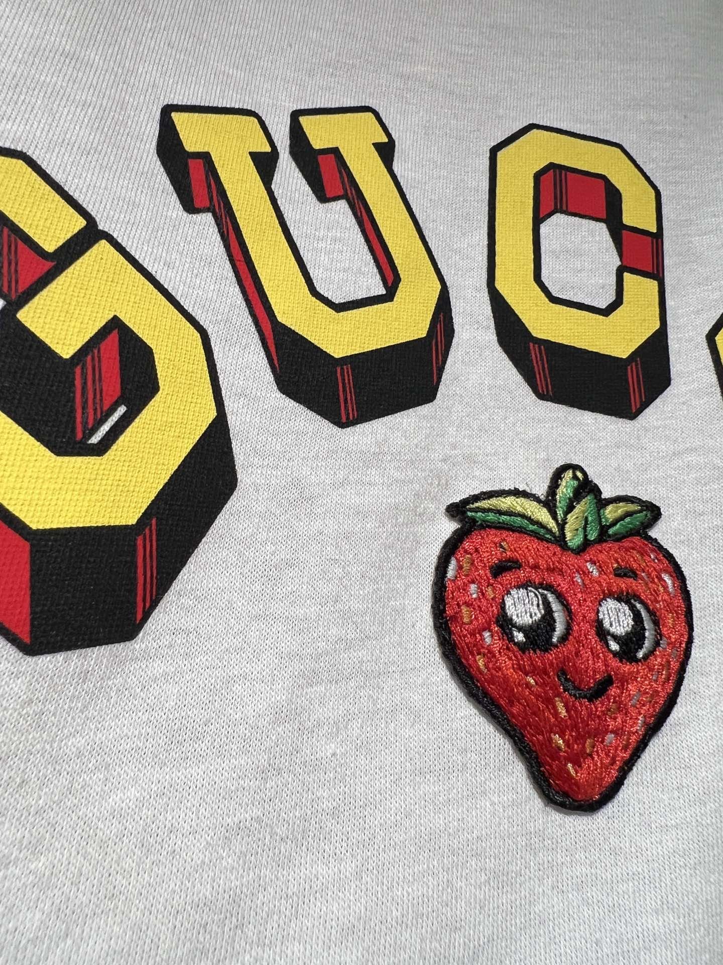 Gucc*T恤常规版型经典logo图标点缀满满的品牌气息红白拼接少女气息十足草莓卡通刺绣可爱又减龄码数S