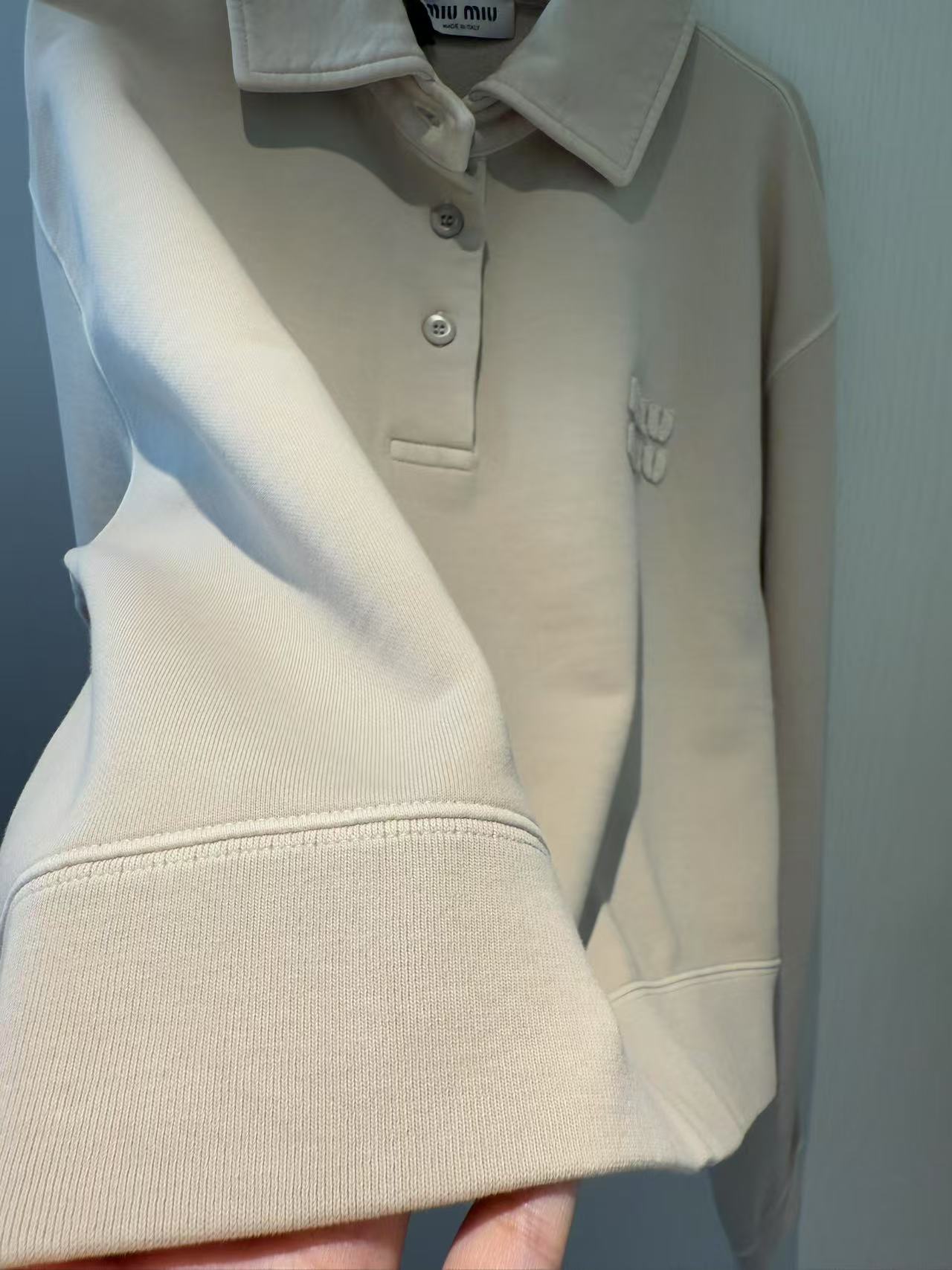 “Stylish Women’s Suit with Embroidered Polos in Cream Almond and Cotton Polo Stubble” - 图片 6