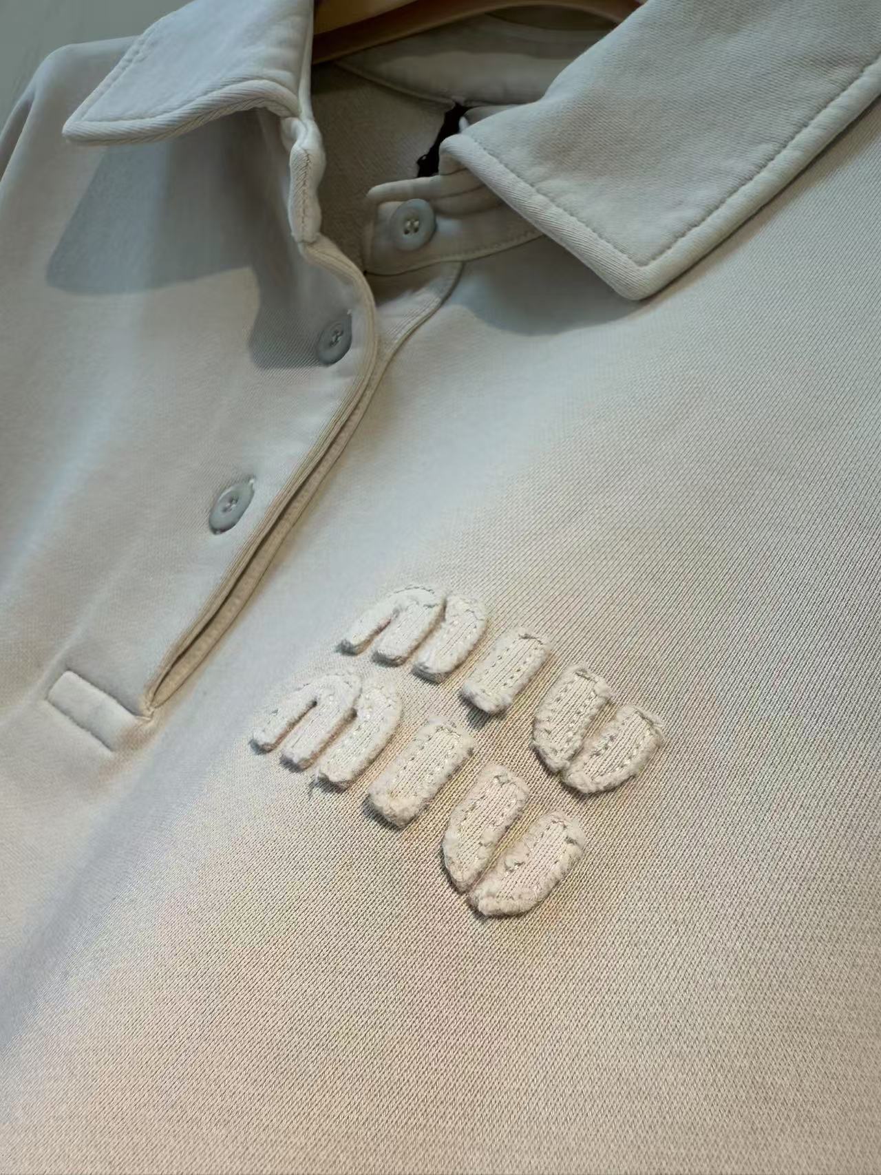 “Stylish Women’s Suit with Embroidered Polos in Cream Almond and Cotton Polo Stubble” - 图片 8
