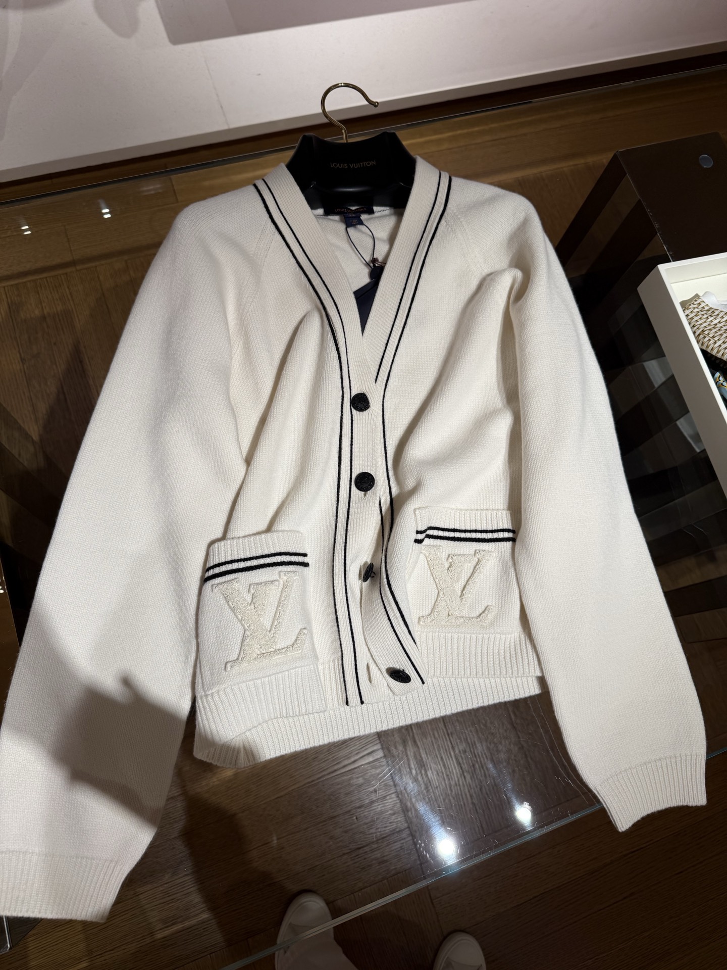 Sailboat series knit cardigan in white. Made from fine wool and cashmere blend. Comfortable fit, versatile styling. Contrast buttons, front pocket stripes, nautical style. 3D logo. Sizes: 36, 38, 40.-Big cat
