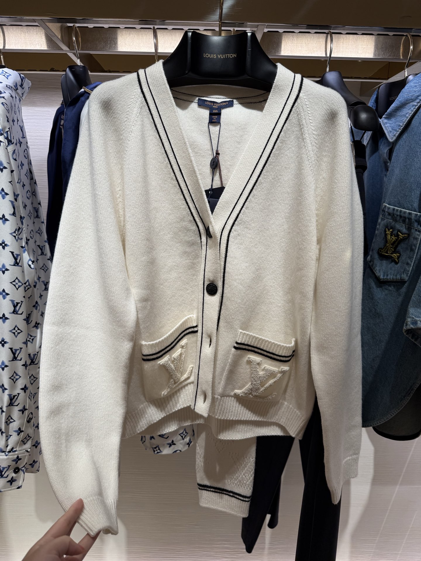 Sailboat series knit cardigan in white. Made from fine wool and cashmere blend. Comfortable fit, versatile styling. Contrast buttons, front pocket stripes, nautical style. 3D logo. Sizes: 36, 38, 40.-Big cat