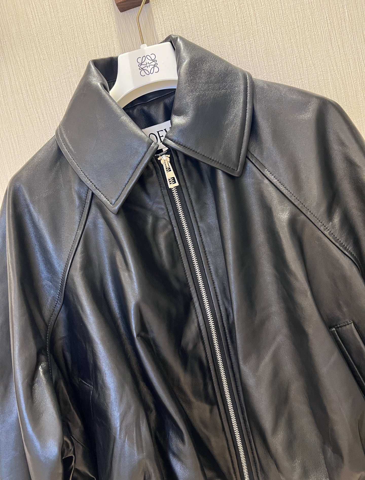 Title: Loewe P3360 Women’s Leather Suit Description Summary: Loewe P3360 women’s suit features soft napa leather, adjustable ropes, Loewe Anagram, and leather stickers - 图片 4