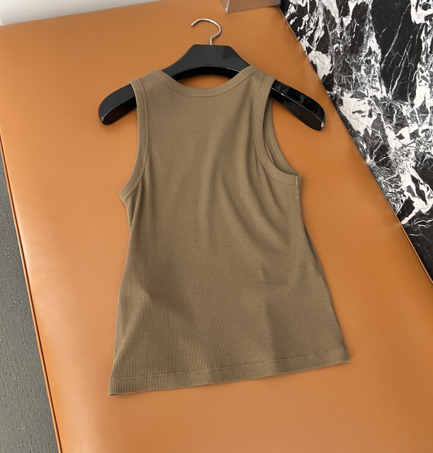 “High-Quality Comfortable Female Vests with Special Knitting Process – Classic Glamorous Mosaic Design” - 图片 3