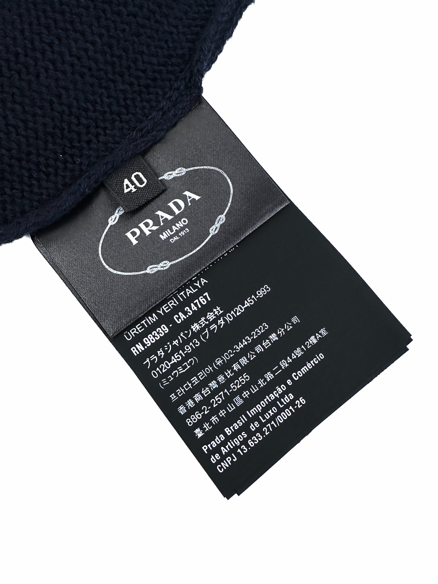 Prada 标志性PRADA MILANO刺绣徽章点缀于胸前 以同色系线迹低调呈现 不张扬却极具辨识度