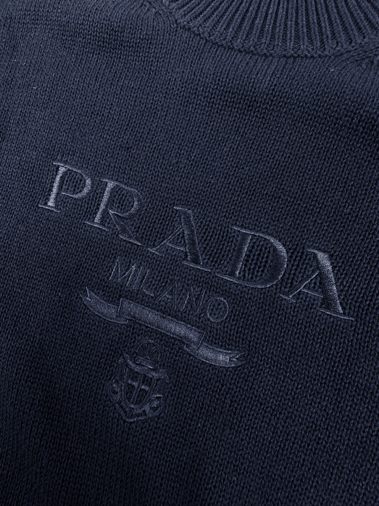 Prada 标志性PRADA MILANO刺绣徽章点缀于胸前 以同色系线迹低调呈现 不张扬却极具辨识度