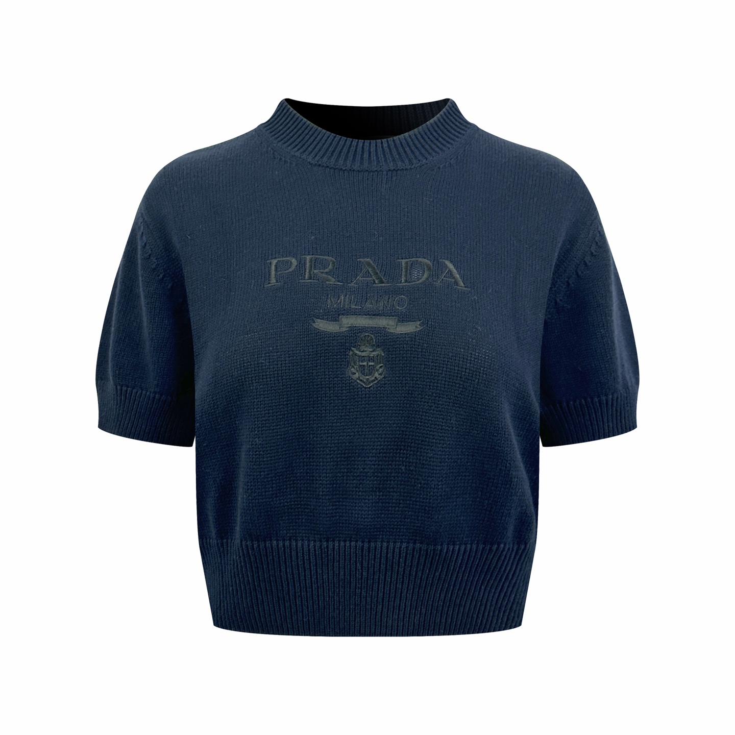 Prada 标志性PRADA MILANO刺绣徽章点缀于胸前 以同色系线迹低调呈现 不张扬却极具辨识度