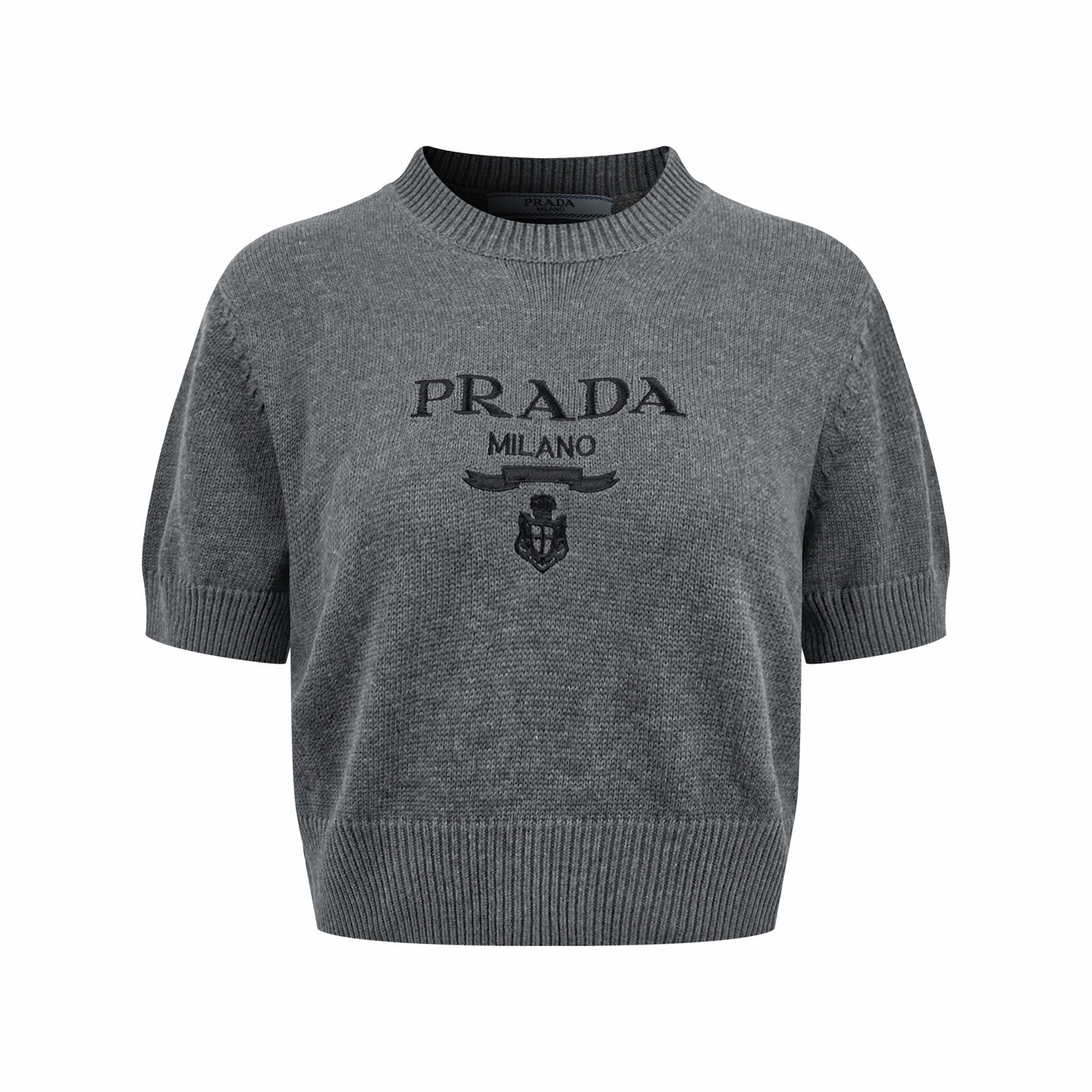 Prada 标志性PRADA MILANO刺绣徽章点缀于胸前 以黑色系线迹低调呈现 不张扬却极具辨识度