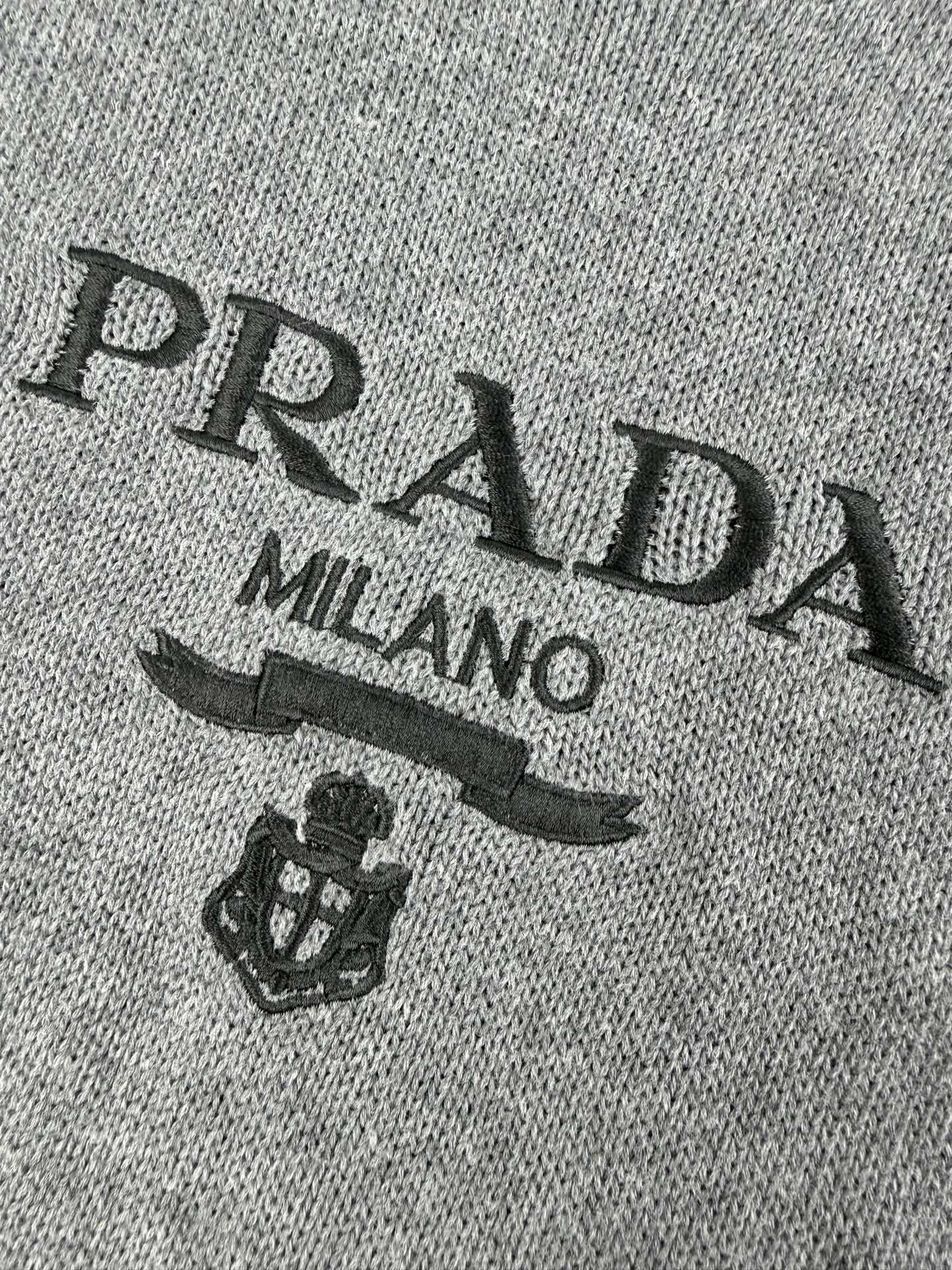 Prada 标志性PRADA MILANO刺绣徽章点缀于胸前 以黑色系线迹低调呈现 不张扬却极具辨识度