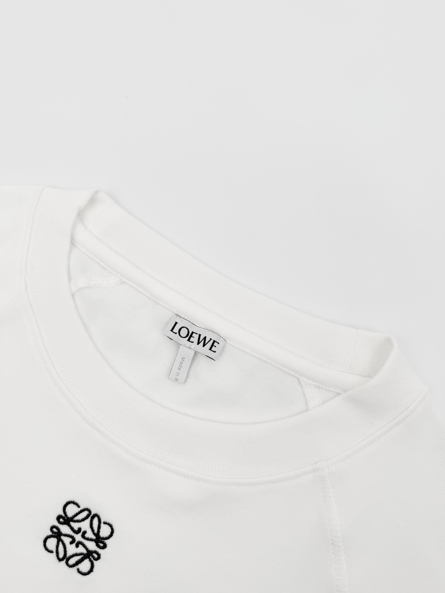 Loewe Loewe Anagram 精准锚定视觉黄金分割点 凝聚品牌精髓 圆领搭配利落插肩袖剪裁