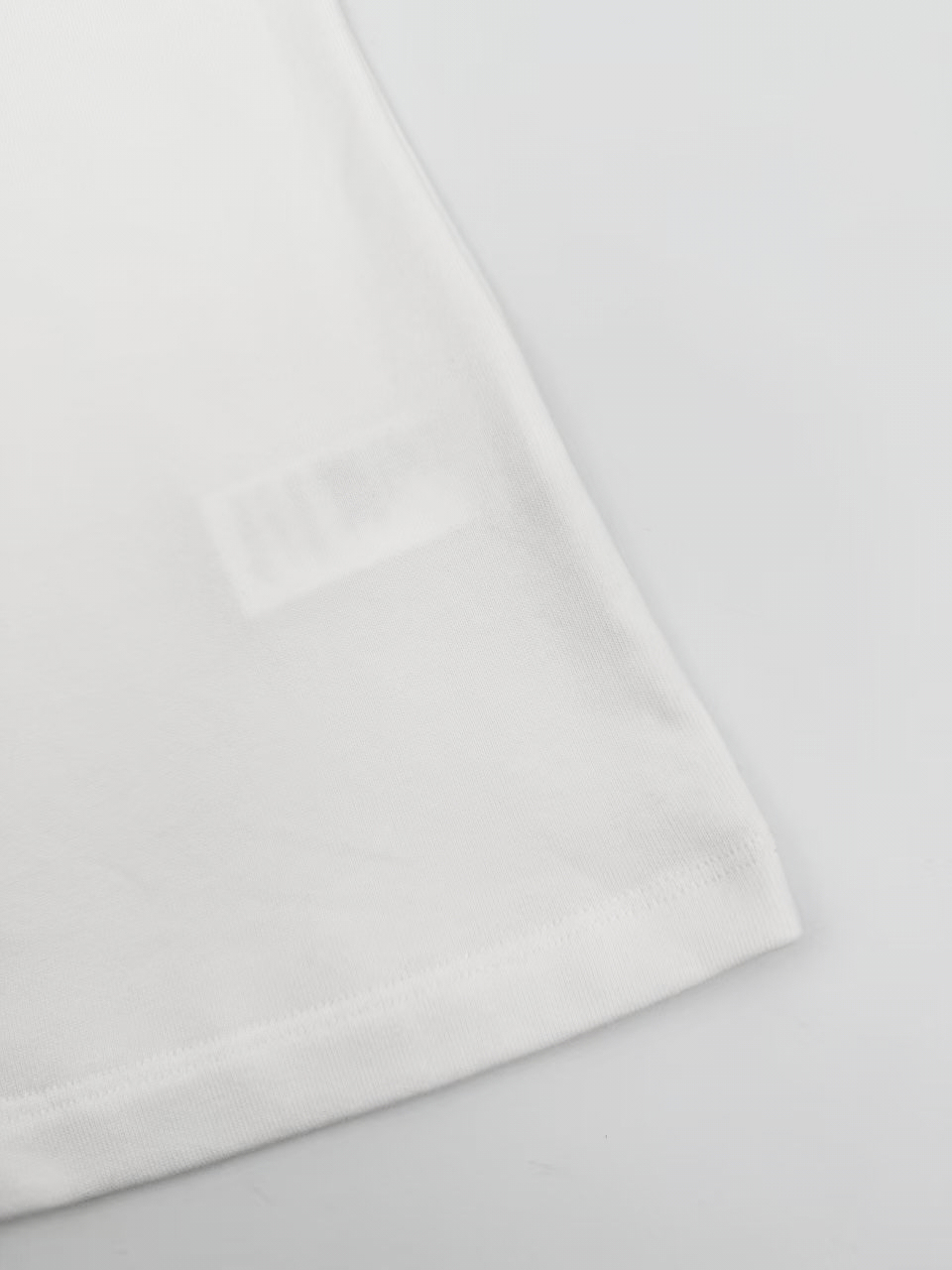 Loewe Loewe Anagram 精准锚定视觉黄金分割点 凝聚品牌精髓 圆领搭配利落插肩袖剪裁