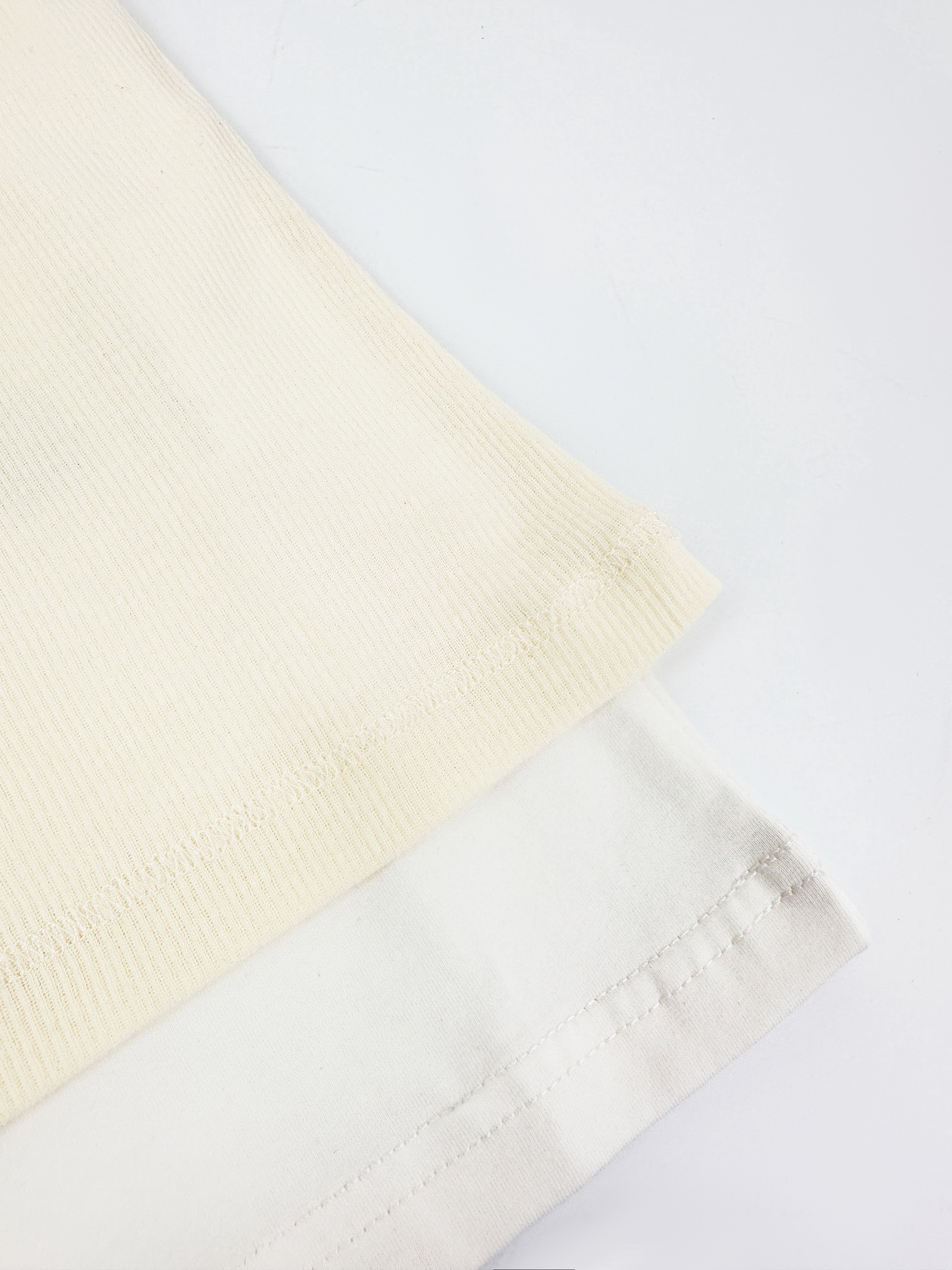 Acne Studios Acne Studios 徽标点缀于胸前 品牌身份的低调注脚 一体式假两件自带层次氛围感