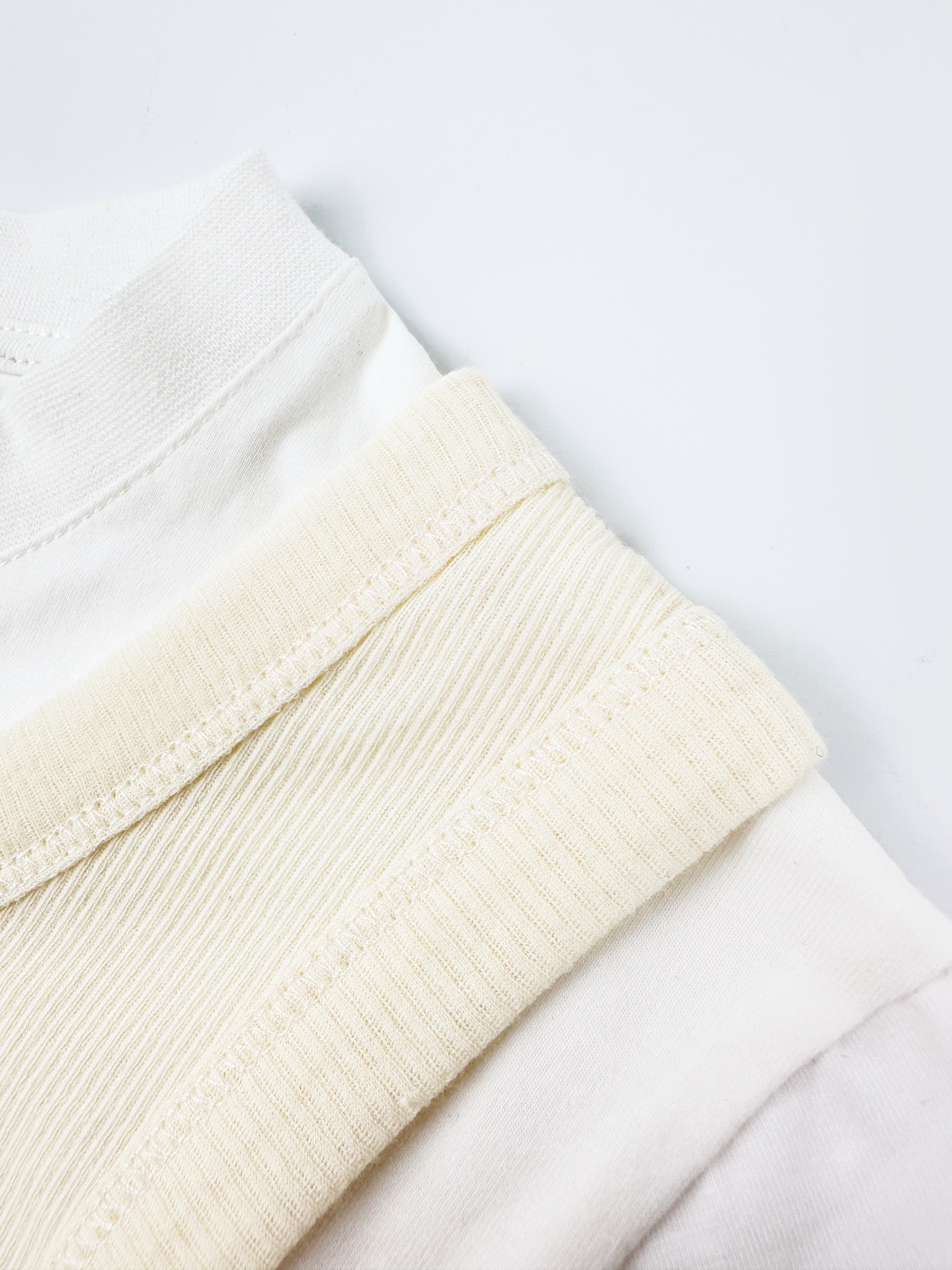 Acne Studios Acne Studios 徽标点缀于胸前 品牌身份的低调注脚 一体式假两件自带层次氛围感