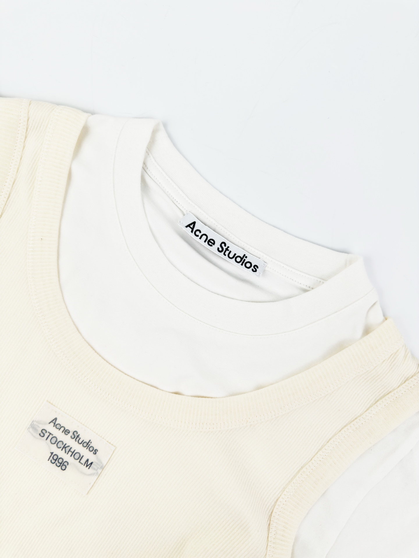 Acne Studios Acne Studios 徽标点缀于胸前 品牌身份的低调注脚 一体式假两件自带层次氛围感