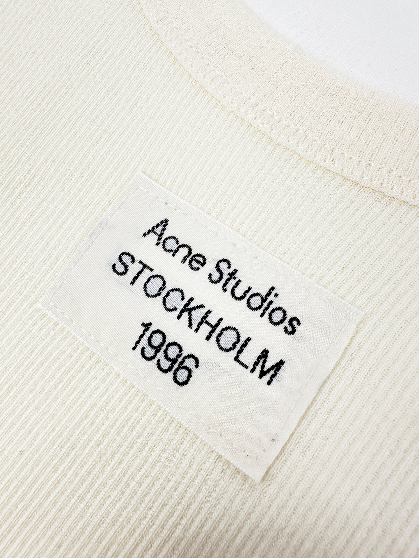 Acne Studios Acne Studios 徽标点缀于胸前 品牌身份的低调注脚 一体式假两件自带层次氛围感