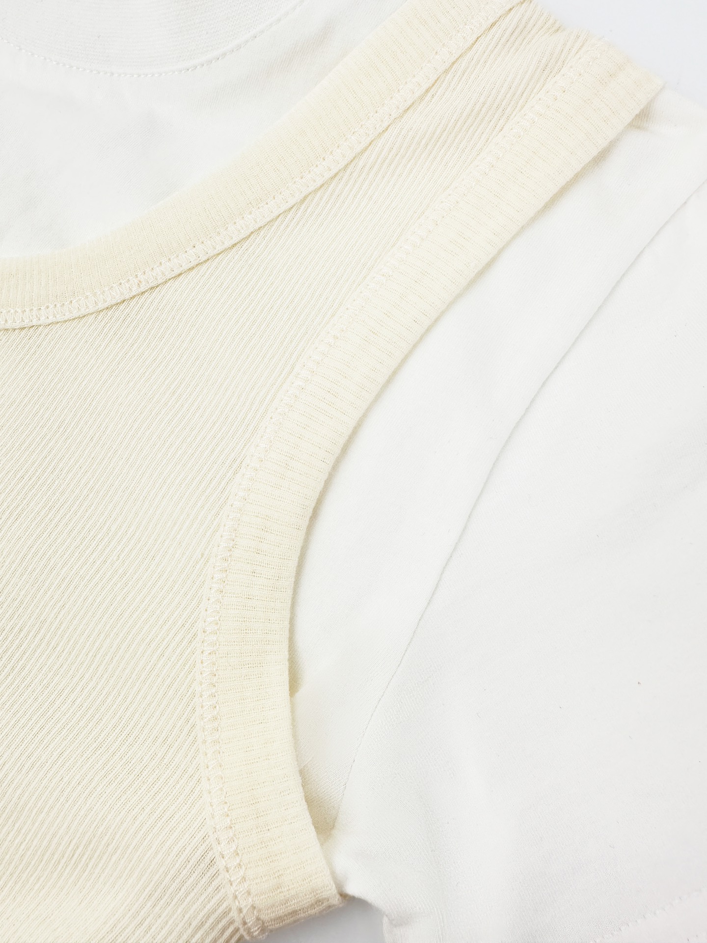 Acne Studios Acne Studios 徽标点缀于胸前 品牌身份的低调注脚 一体式假两件自带层次氛围感