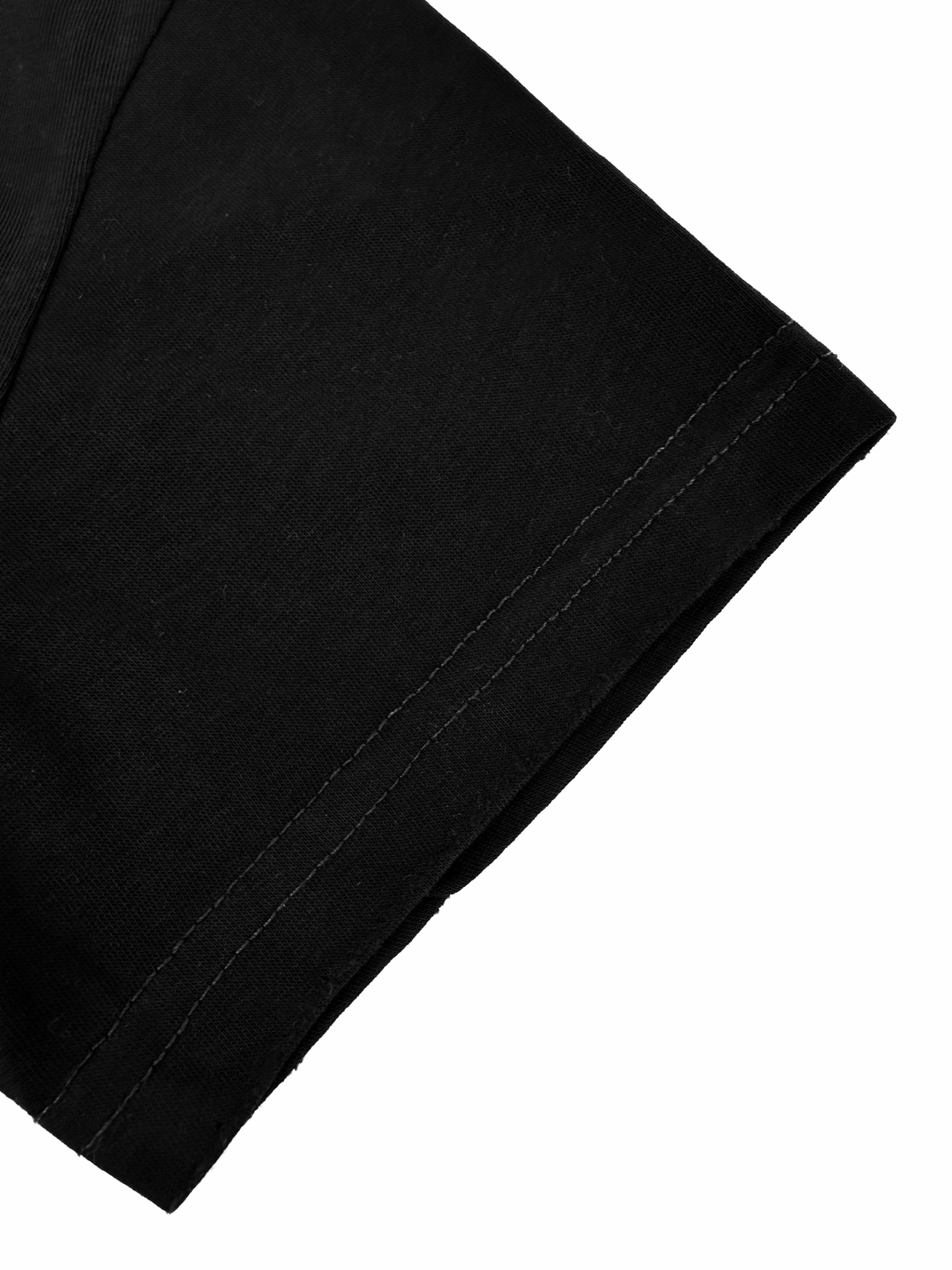 Acne Studios Acne Studios 1996 徽标图案点缀于胸前 彰显品牌魅力 袖口与下摆的磨破处理