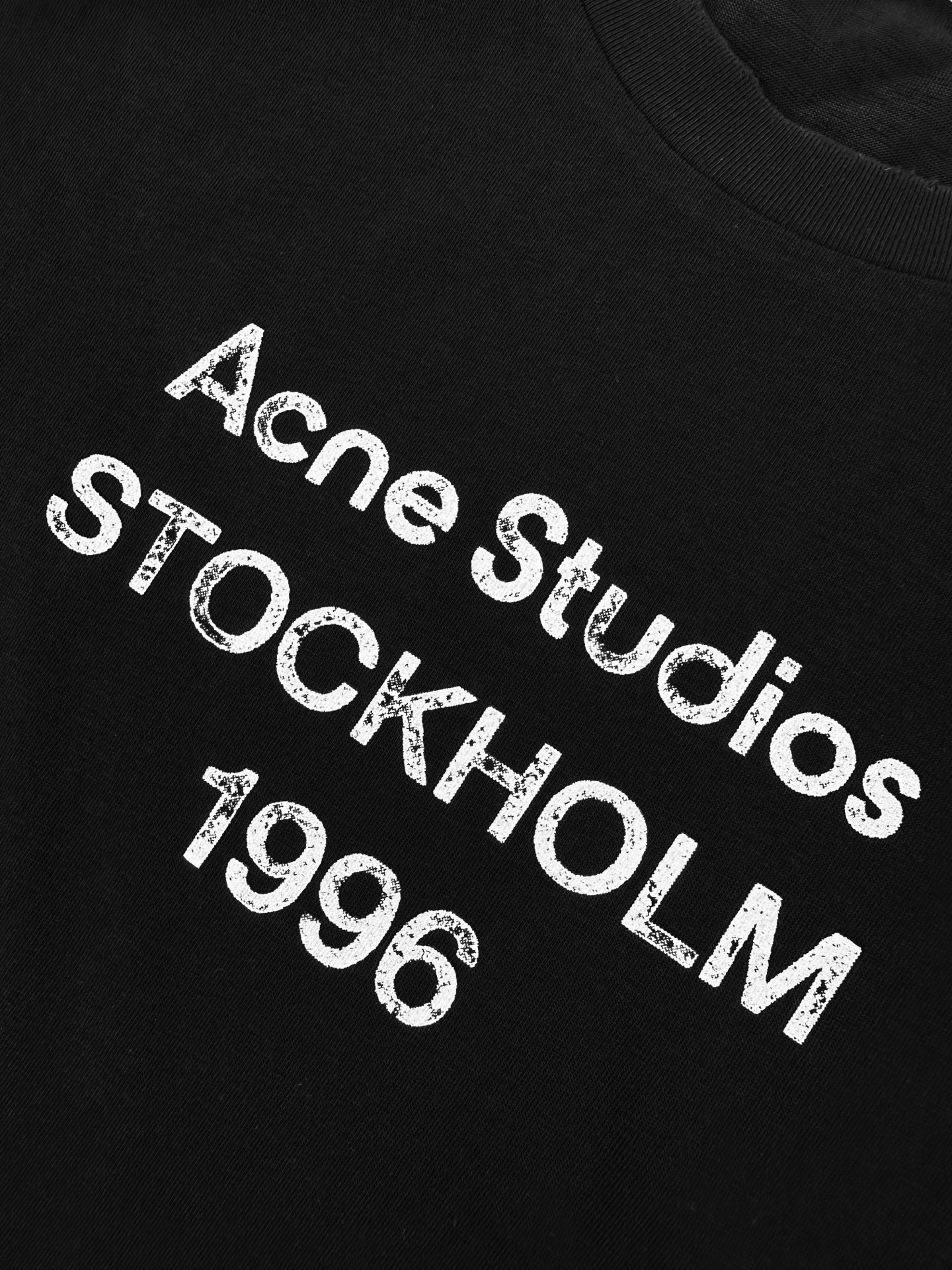 Acne Studios Acne Studios 1996 徽标图案点缀于胸前 彰显品牌魅力 袖口与下摆的磨破处理