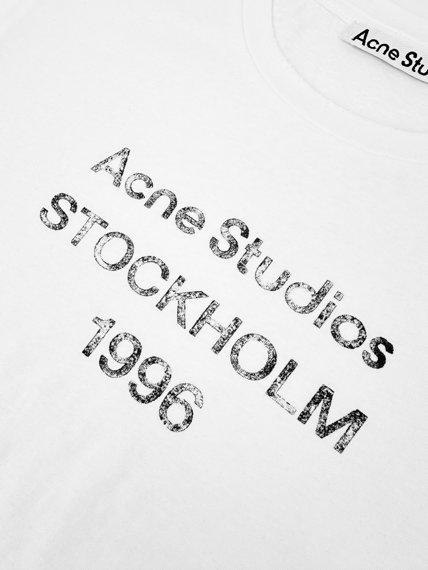 Acne Studios Acne Studios 1996 徽标图案点缀于胸前 彰显品牌魅力 袖口与下摆的磨破处理