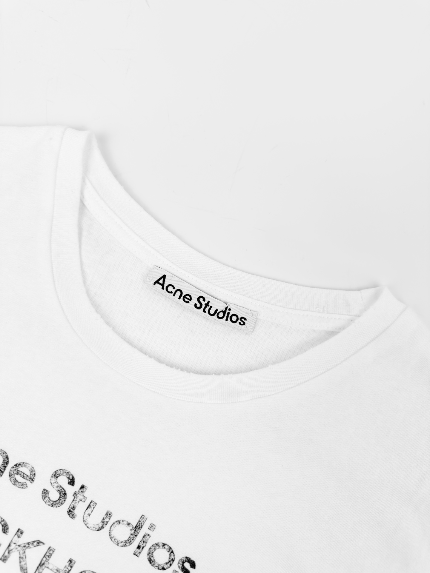 Acne Studios Acne Studios 1996 徽标图案点缀于胸前 彰显品牌魅力 袖口与下摆的磨破处理