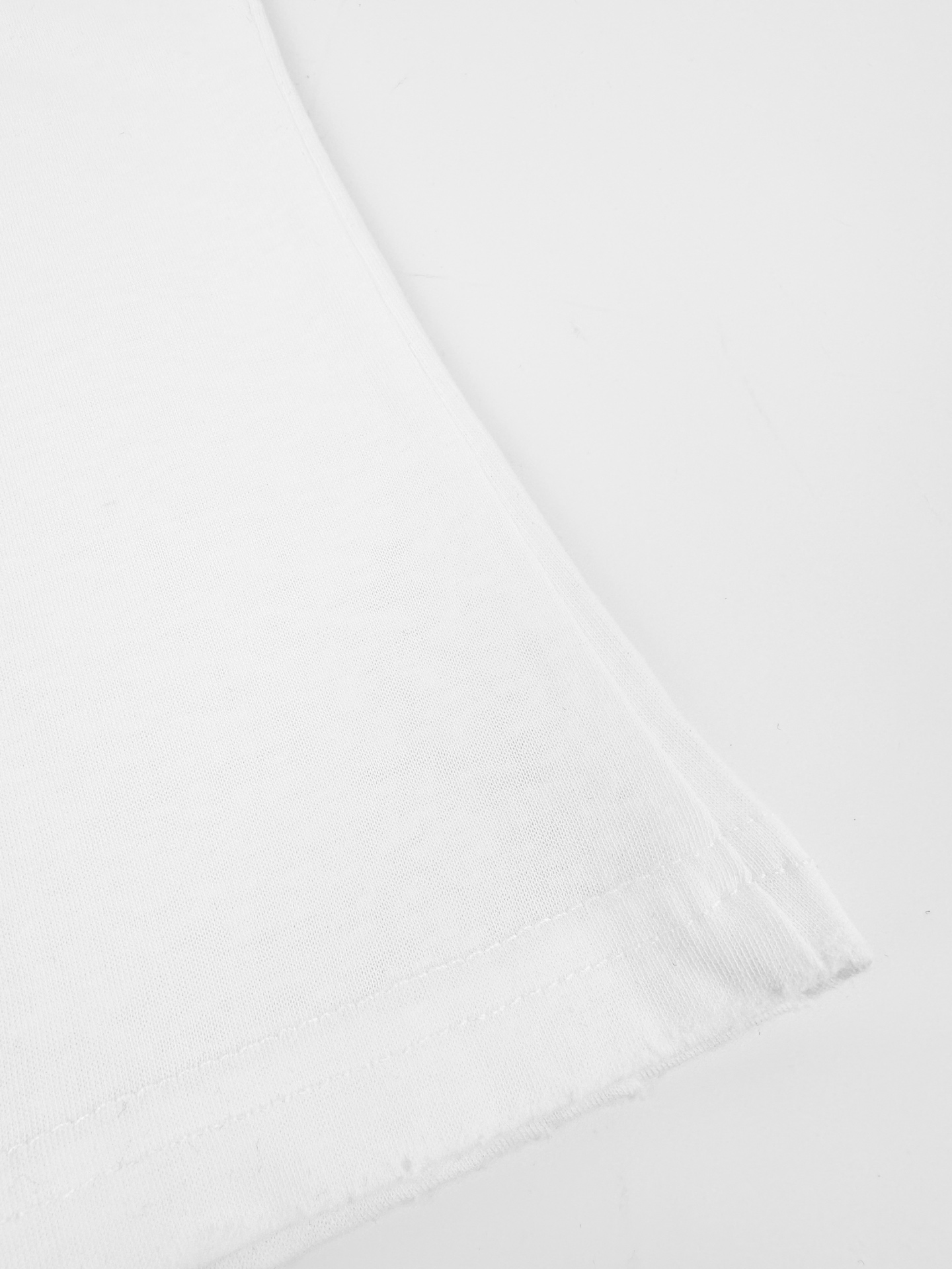 Acne Studios Acne Studios 1996 徽标图案点缀于胸前 彰显品牌魅力 袖口与下摆的磨破处理