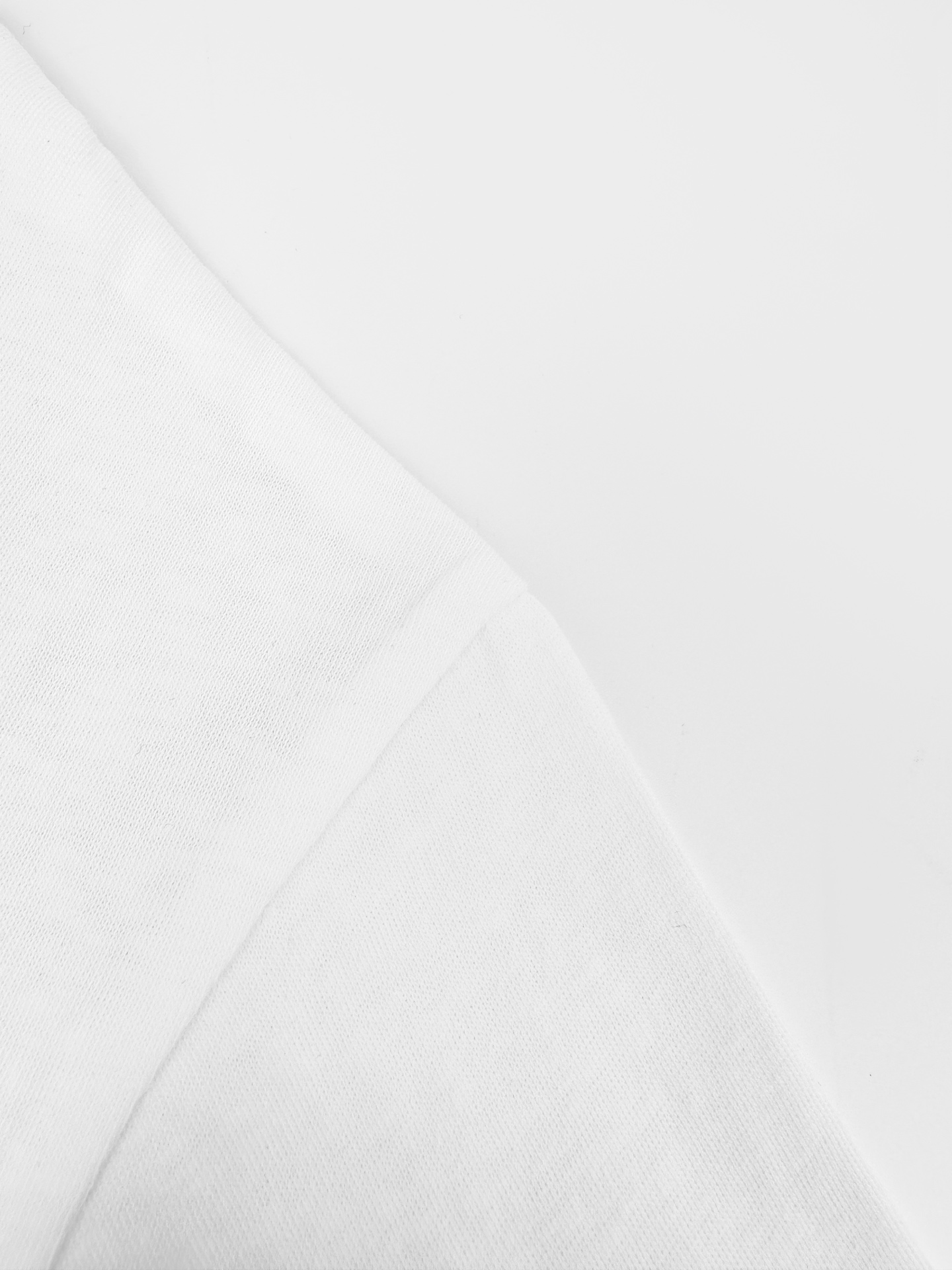 Acne Studios Acne Studios 1996 徽标图案点缀于胸前 彰显品牌魅力 袖口与下摆的磨破处理