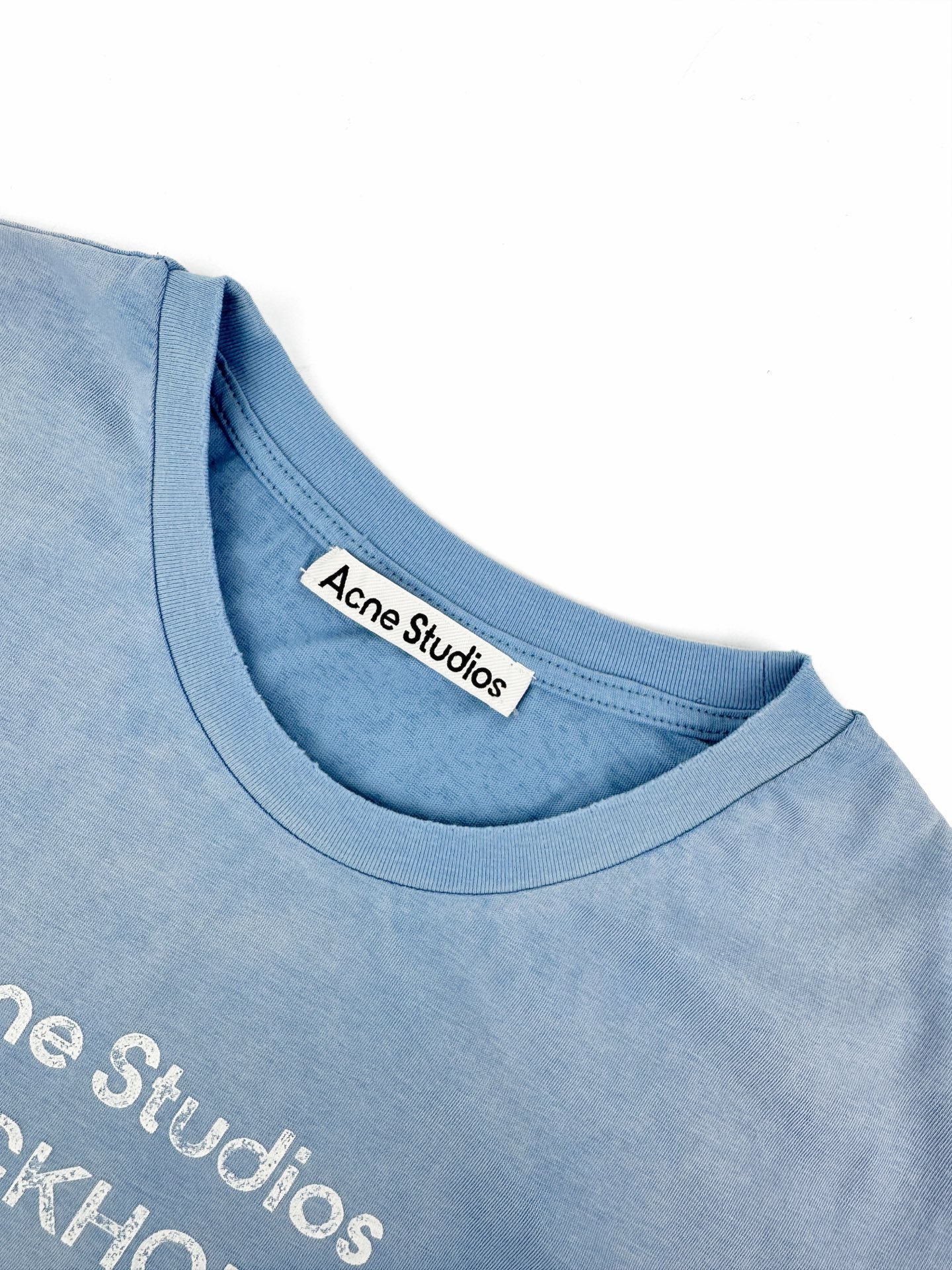 Acne Studios Acne Studios 1996 徽标图案点缀于胸前 彰显品牌魅力 袖口与下摆的磨破处理