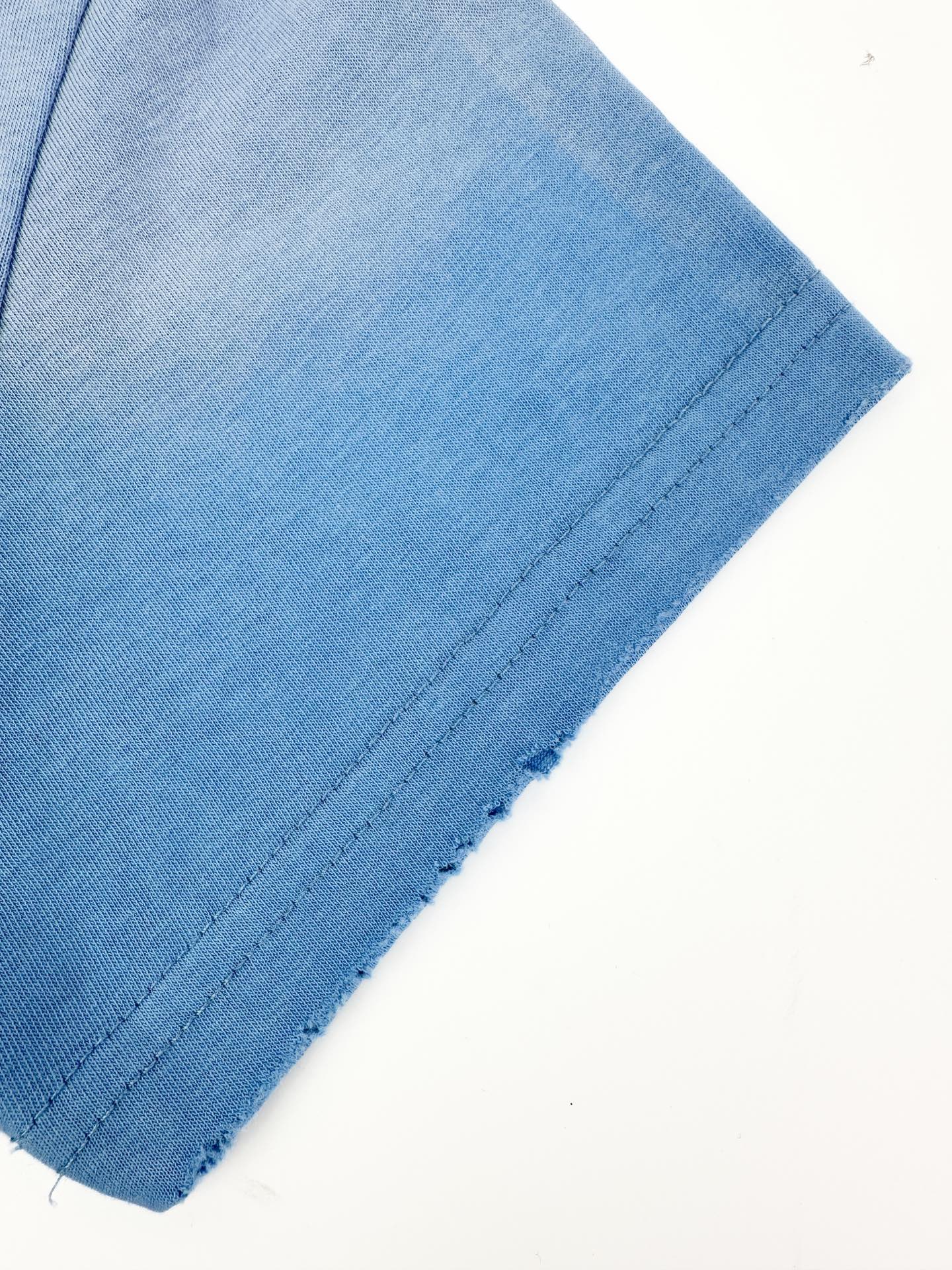 Acne Studios Acne Studios 1996 徽标图案点缀于胸前 彰显品牌魅力 袖口与下摆的磨破处理