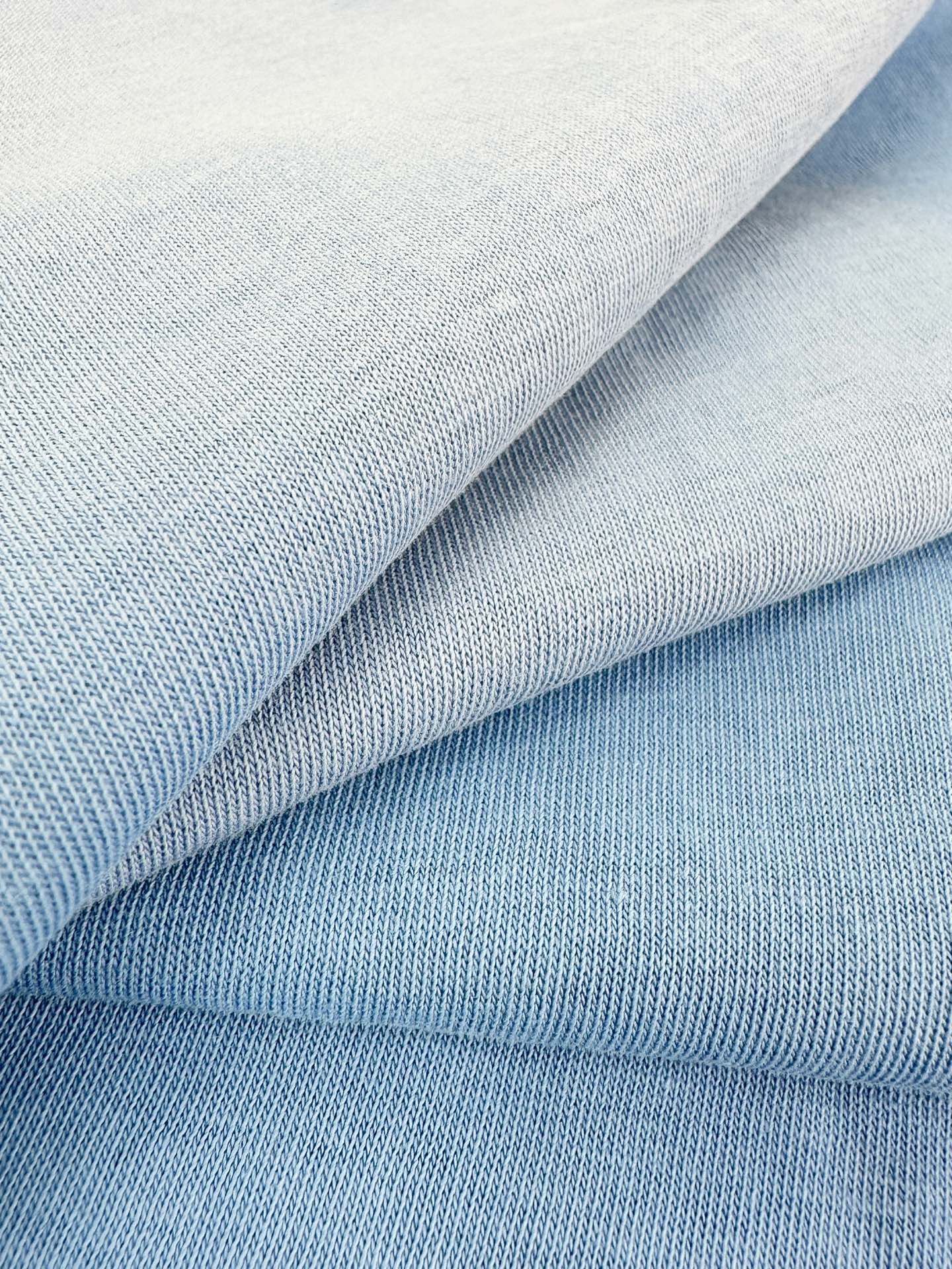 Acne Studios Acne Studios 1996 徽标图案点缀于胸前 彰显品牌魅力 袖口与下摆的磨破处理