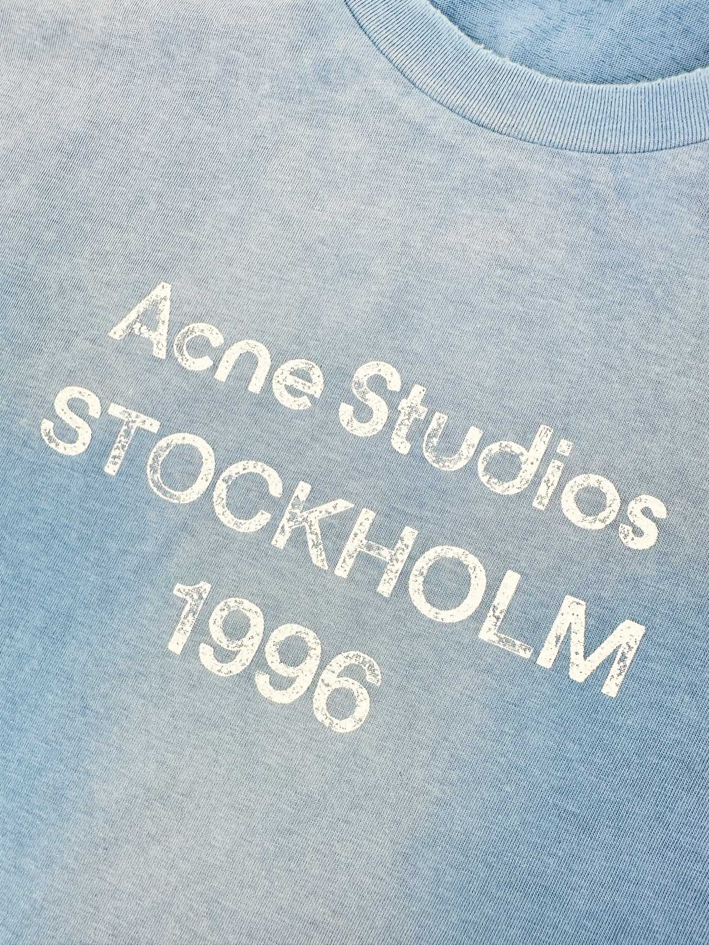 Acne Studios Acne Studios 1996 徽标图案点缀于胸前 彰显品牌魅力 袖口与下摆的磨破处理