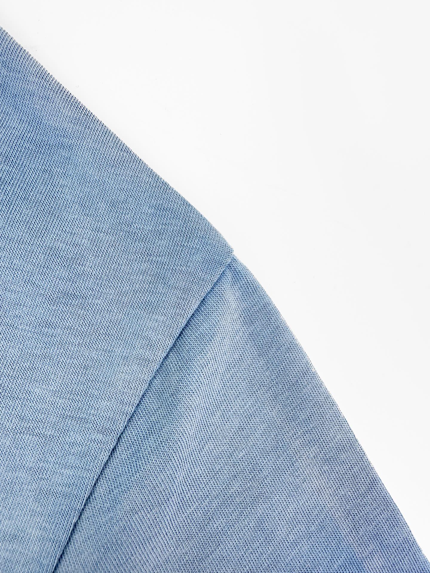Acne Studios Acne Studios 1996 徽标图案点缀于胸前 彰显品牌魅力 袖口与下摆的磨破处理