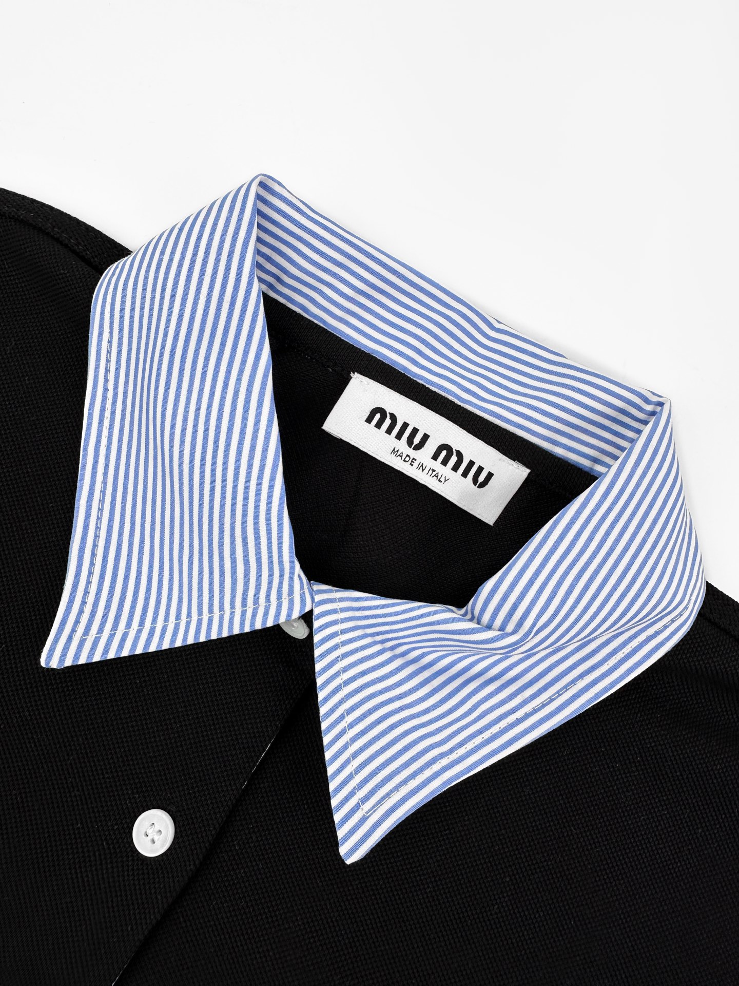 Miu Miu 标志性MiuMiu刺绣低调点缀于胸前 增添了一份低调的奢华感 利落直筒廓形剪裁 不刻意收腰