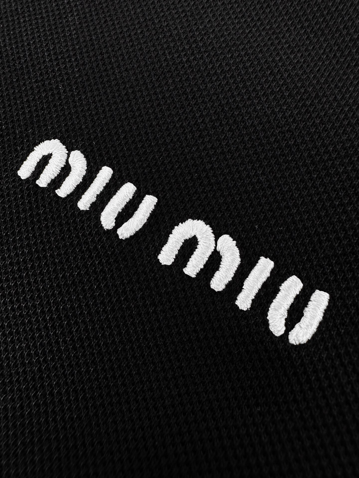 Miu Miu 标志性MiuMiu刺绣低调点缀于胸前 增添了一份低调的奢华感 利落直筒廓形剪裁 不刻意收腰