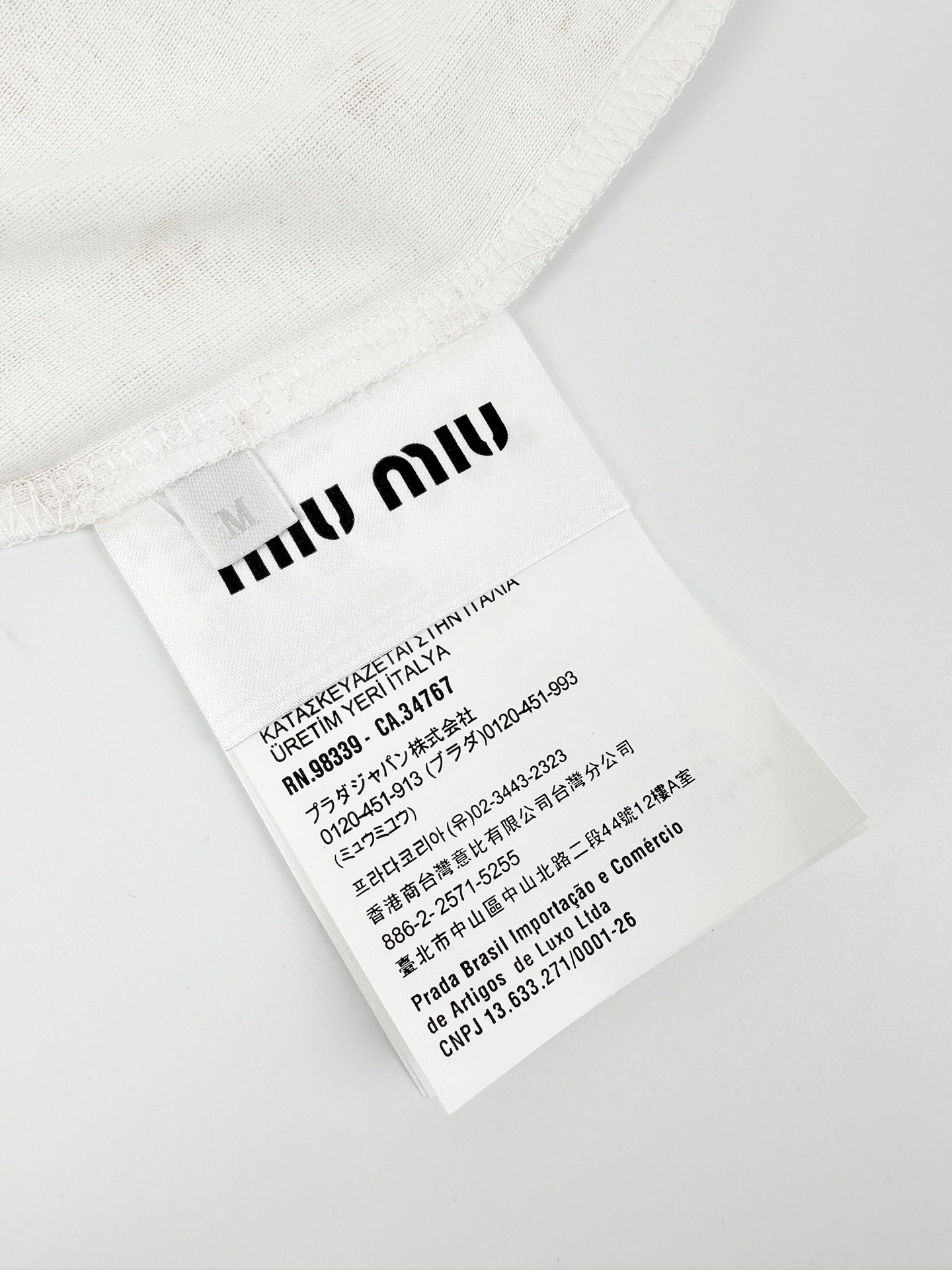 Miu Miu 标志性MiuMiu标签点缀于胸前 增添品牌魅力 衣身铺满雾感柔金花卉 少女感与 感平衡得恰到好处