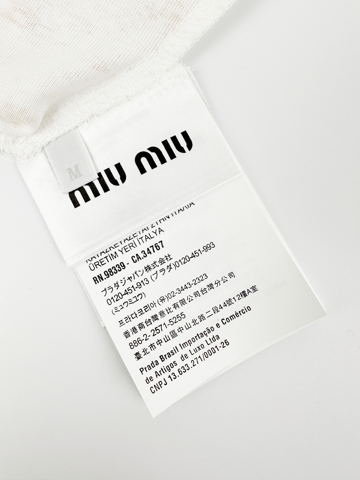 Miu Miu 标志性MiuMiu标签点缀于胸前 增添品牌魅力 衣身铺满雾感柔金花卉 少女感与 感平衡得恰到好处