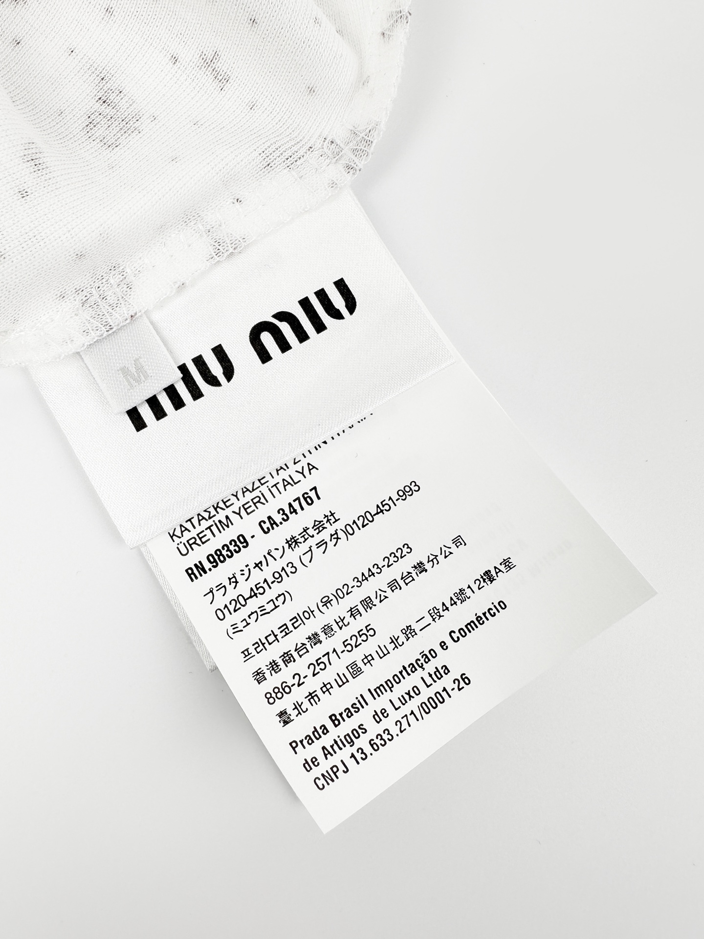 Miu Miu 标志性MiuMiu标签点缀于胸前 增添品牌魅力 衣身铺满雾感柔金花卉 少女感与 感平衡得恰到好处