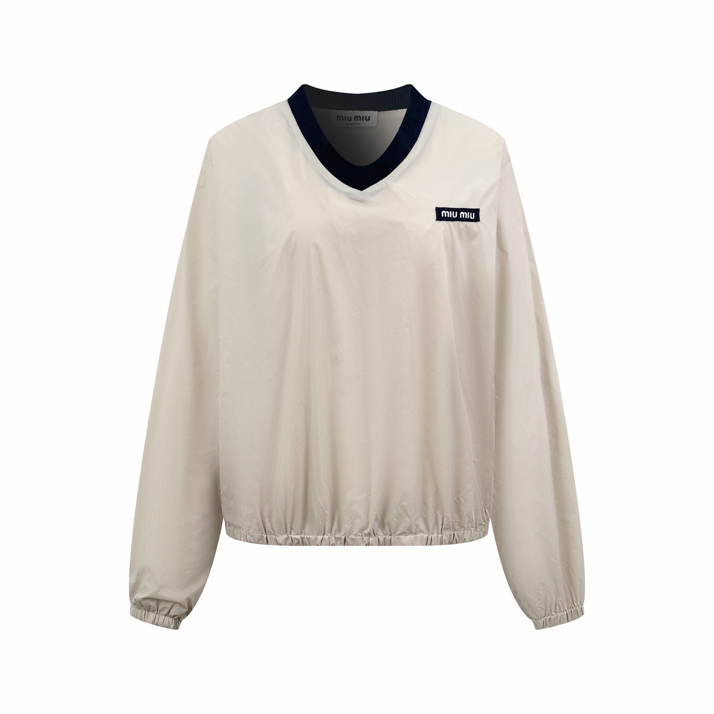 NO:910115,Women's MiuMiu logo V-neck sweatshirt is made of custom-dyed dense woven water-repellent puffy nylon material, which is stiff and shaping, fluffy and rebound. The foggy apricot milk coffee tone lays out a gentle narrative, and comes with a soft light filter, which perfectly balances the sweetness of a girl and the relaxed nobility.  The iconic MiuMiu label is low-key embedded in the body, and the minimalist brand logo embellishes the overall simple tone. The ribbed contrasting V-neck embellishes the slender line of the neck, giving it a retro college style; the wide H-shaped loose design with dropped shoulders presents a casual and relaxed feeling. Simplification of complexity, relaxed elegance, and a sense of high-end exuding from the inside out. 1. Special plane positioning: The imported special plane infrared positioning 'MiuMiu tag' is used to position it more accurately, firmly and firmly.  2. Sand washing treatment: The fabrics have been sand washed, which has a better feel and texture, is not easy to deform, shrink, and fade, and maintains long-term beauty. Accessories Customized 1:1 MiuMiu label Customized 1:1 MiuMiu trademark Version Loose version Size 38 40 42 Style number FF763,,miumiu,hoodie,sweatshirts,19860909女款 MiuMiu 徽标V领卫衣 定制定染致密梭织防泼水蓬感尼龙料,挺括塑形,蓬松回弹.雾杏奶咖调铺陈一身温柔叙事,自带柔光滤镜,将少女甜感与松弛贵气拿捏得恰到好处. 标志性MiuMiu标签低调嵌入衣身,极简品牌标识点缀整体简约调性.罗纹撞色V领,修饰脖颈修长线条,复古学院风拉满；落肩阔版H型宽松设计,呈现随性垂坠的慵懒松弛感.化繁为简,松弛显贵,由内而外散发的高级感. 1.专机定位 采用进口专机红外线定位“MiuMiu标签” 位置更为精准、牢固结实. 2.砂洗处理 面料都经过砂洗,手感质感更佳,不易变形,不易缩水、不易褪色,保持长久的美观. 辅料 定制1:1 MiuMiu 标签  定制1:1 MiuMiu 商标  版型 宽松版型 尺码 38 40 42 款号 FF763,,miumiu,hoodie,sweatshirts,,Men's clothing