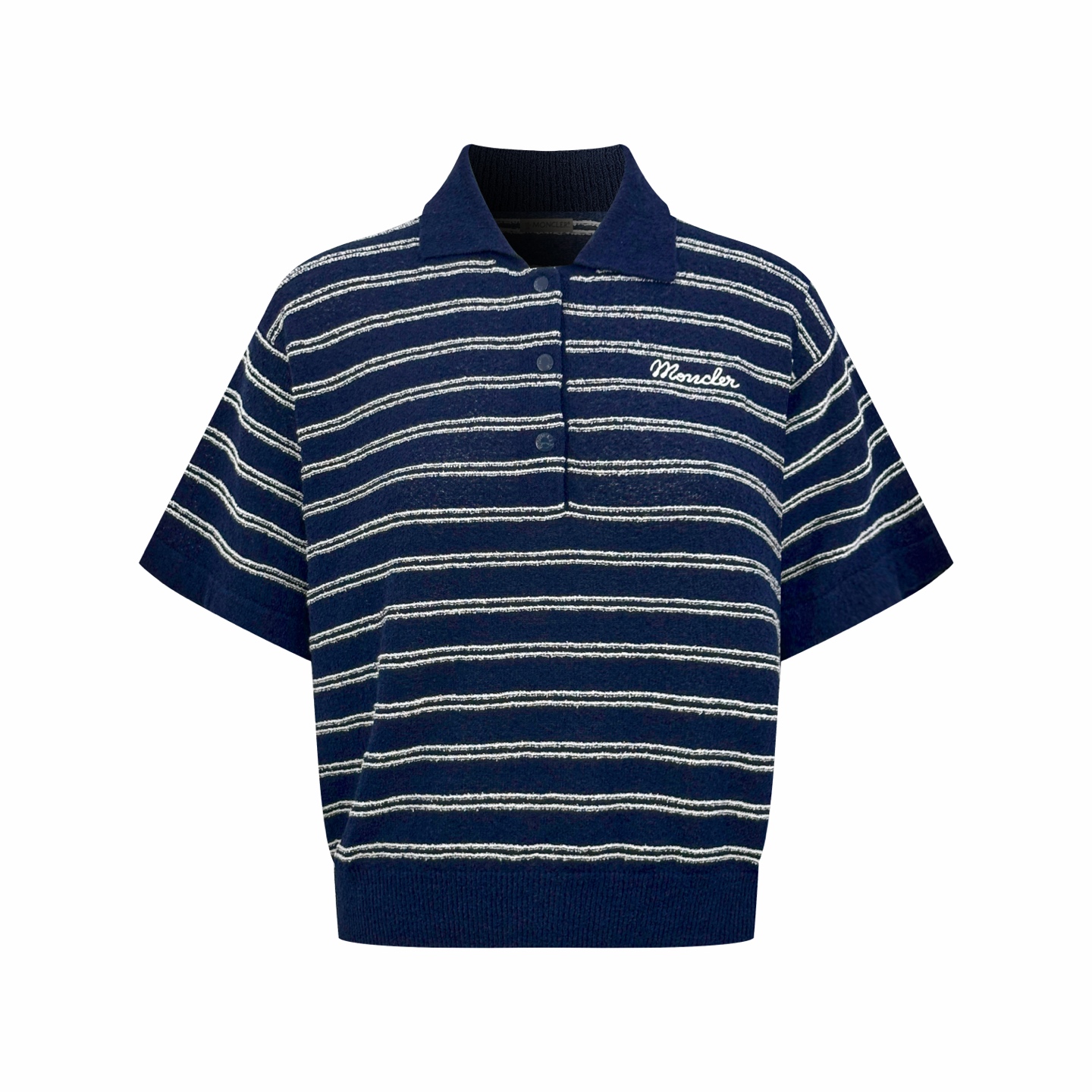 NO:915534,Moncler logo Polo collar sweater is made of custom-woven double-track cotton brocade texture wool, which is fluffy, soft and waxy, skin-friendly and comfortable. It uses deep sea foggy navy blue as the visual base, and comes with a cool and noble filter, making it casual and lazy with a full sense of atmosphere.  The iconic Moncler handwritten embroidery is embellished on the chest, which is low-key and highlights the dressing taste. The milky white double stripes are laid out at random, perfectly integrating into the overall nautical stripe atmosphere; the three snap buttons on the half placket are divided into golden proportions, which can be unbuttoned at will to change the style. The naturally slightly high-waisted version follows the curve of women's waist and abdomen, automatically showing a tall and tall proportion of 37%. Designed with a woven structure, the pattern is used to shape the style, interpreting the relaxed aesthetics. 1. Double-track velvet inlaid jacquard  Simultaneous weaving on a computerized dual-system circular knitting machine, one-sided weft double-strip color inlay + high-density ring terry integrated weaving, single-sided independent yarn guides woven into retro double white stripes, stripes and base seamlessly connected without floating yarns, and the shape is locked after multiple passes. 2. Imported machine embroidery uses advanced computer control systems and sophisticated mechanical components to precisely create the iconic Moncler letter embroidery, with high precision, smooth and delicate lines. 3. Seam three-dimensional stitching  It uses a specific sewing method at the seams to make the clothes more three-dimensional and fit the body, and the workmanship is tedious and complicated. 4. Garment washing and softening process. Professional equipment and exclusive detergent, deep cleaning and deodorization, optimizing fabric softness and wearing feel. Accessories Customized 1:1 Moncler snap button Customized 1:1 Moncler trademark Version Loose version Size S M L Style number DD142,, gold,19860909Moncler 徽标Polo领针织衫 定织双轨棉锦肌理毛料,蓬松柔糯,亲肤舒适.以深海雾感藏青为视觉基底,自带清冷贵气滤镜,随性慵懒且氛围感拉满. 标志性Moncler手写刺绣点缀于胸前,低调且彰显穿搭品味.奶白色双条纹错落铺陈,完美融入整体航海条纹氛围；半开襟三粒按扣作黄金比例分割,随心解扣换风格.自然微收高腰版型,顺着女性腰腹曲线自然向内微收,自动穿出三七分高挑比例.以织造构设计,以版型塑格调,诠释氛围松弛美学. 1. 双轨绒圈嵌条提花 电脑双系统大圆机同步织造,单边纬向双条嵌色＋高密令士毛圈一体织复合,单侧独立导纱织入复古双白条,条纹与基底无缝衔接无浮纱,经多道后整定型锁型. 2.进口机刺绣 使用先进的计算机控制系统和精密的机械部件,精密打造标志性Moncler字母刺绣,精度高、线条流畅而细腻. 3.接缝立体缝线 它通过在接缝处使用特定的缝纫方法, 使衣物呈现出更加立体和贴合身体的效果,做工繁琐复杂. 4.成衣洗水加软工艺 专业设备搭配专属洗涤剂,深度清洁去味、优化面料柔软度与穿着体感. 辅料 定制1:1 Moncler 四合扣 定制1:1 Moncler 商标 版型 宽松版型 尺码 S M L 款号 DD142,,gold,,Men's clothing